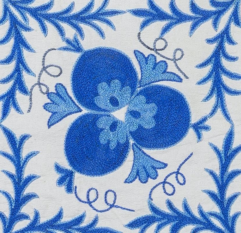 Housse de coussin décorative en soie brodée à la main sur fond de lin, motifs de fleurs et de vignes, dos en lin avec fermeture éclair, pas d'insert.
Lavage délicat et spécialisé conseillé.

Suzani, terme d'Asie centrale désignant un type spécifique