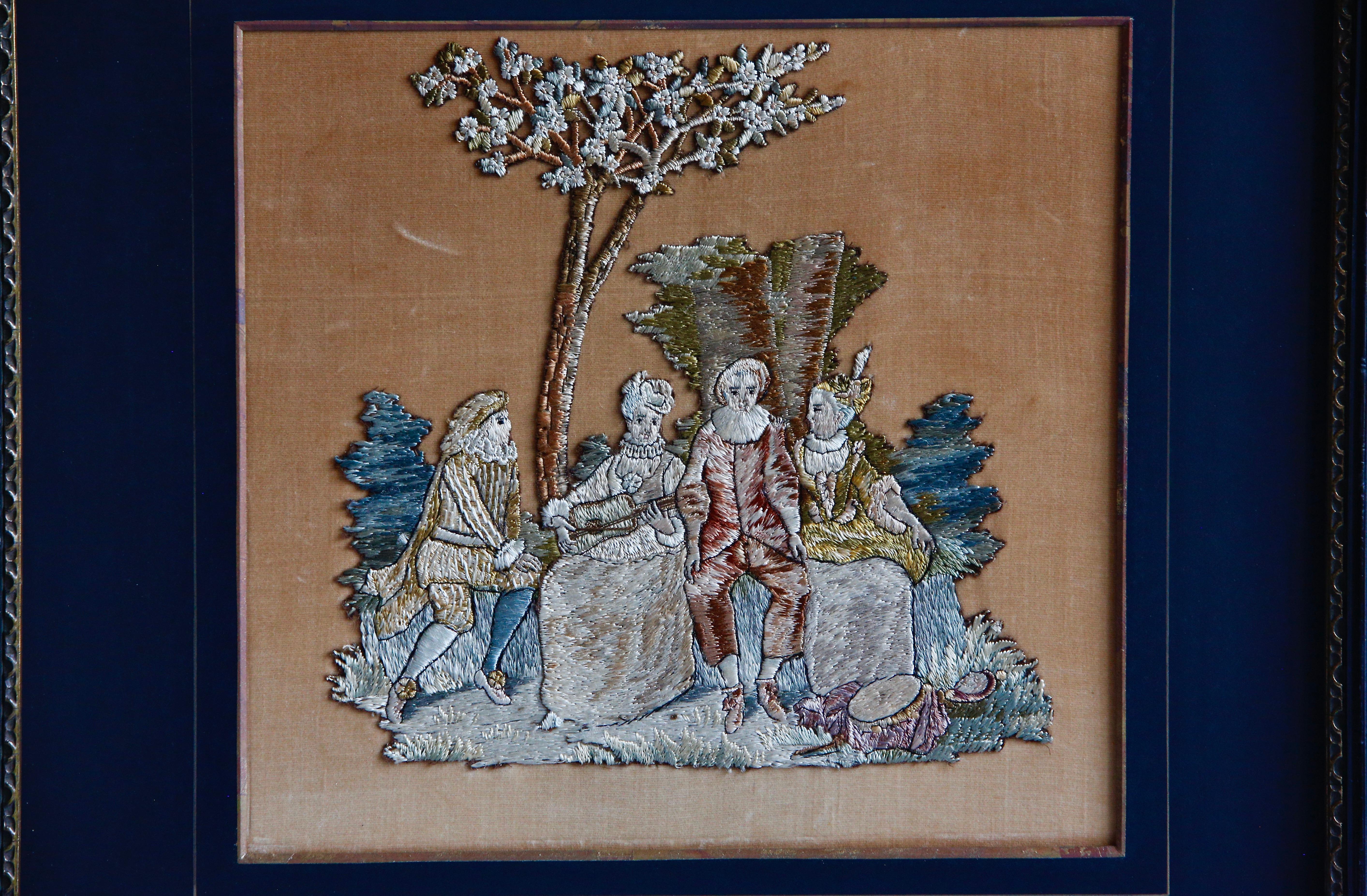 Broderie Panneau d'image monté en broderie à l'aiguille sur soie 19e siècle en vente
