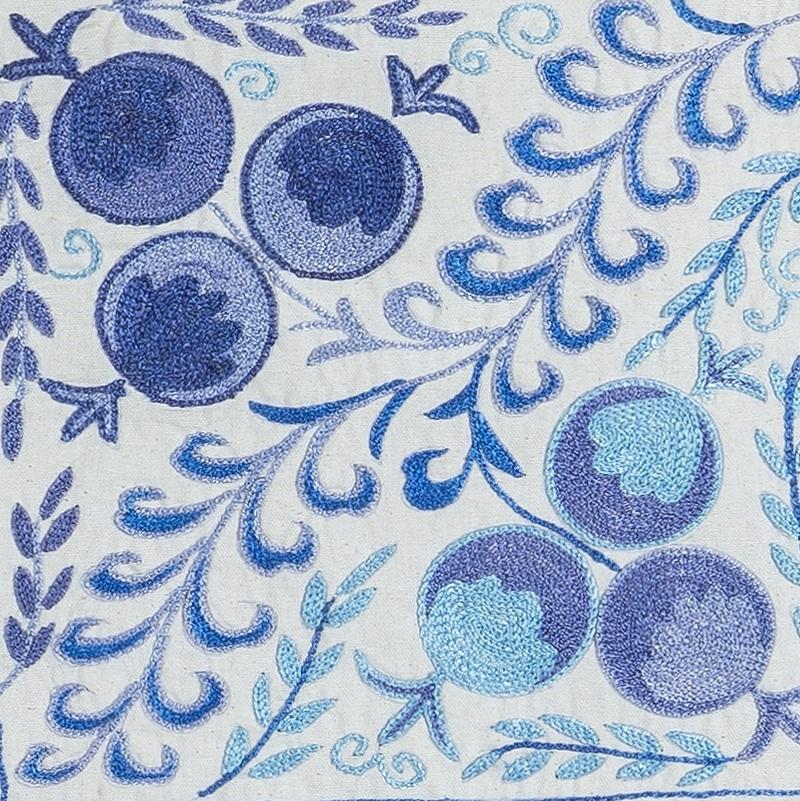 Fodera decorativa per cuscino realizzata in seta ricamata a mano su sfondo di lino, con motivi di fiori e viti, supporto di lino con cerniera, senza inserto. Misure: 17 