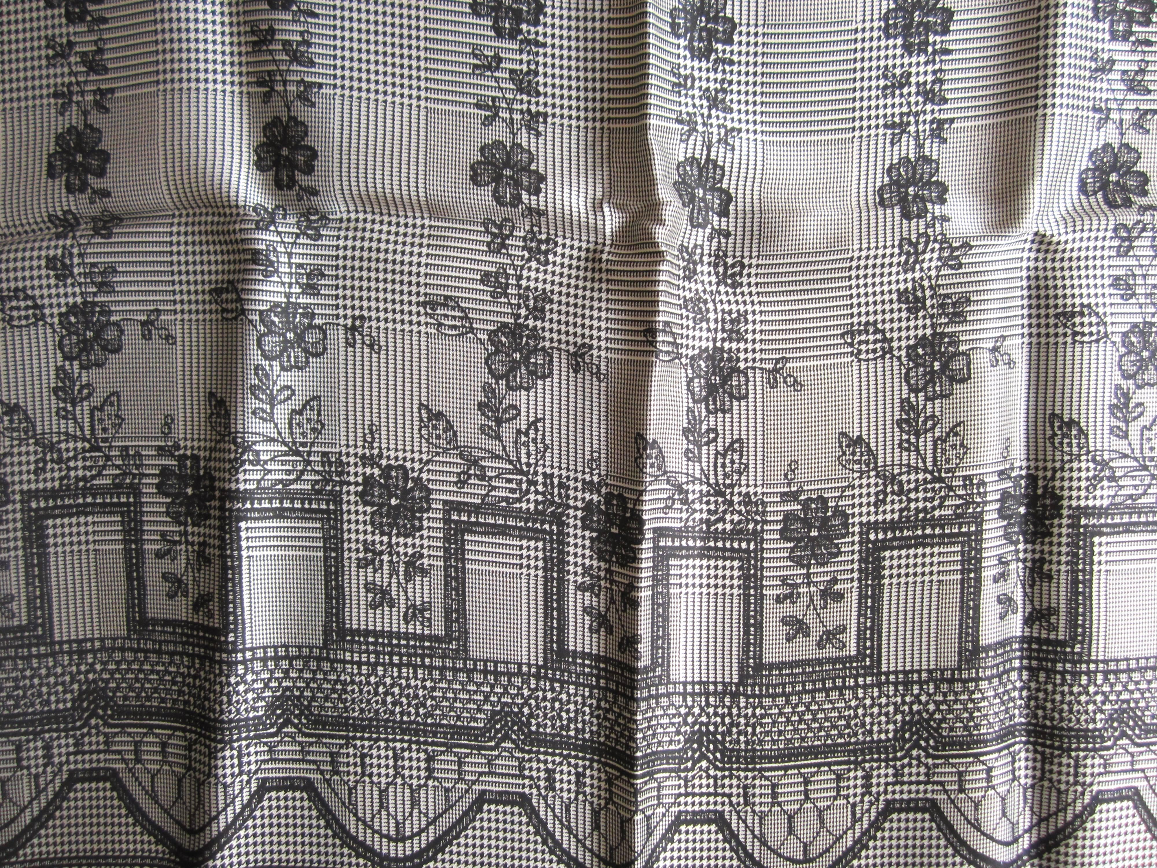 Seidenschal von Escada. Hergestellt in Italien, gekauft bei Neiman Marcus in den späten 1980er und frühen 90er Jahren. Aufbewahrt und nie getragen. Maße 34 x 34. Dies ist aus einer umfangreichen Sammlung von Hopi, Zuni, Navajo, Southwestern,