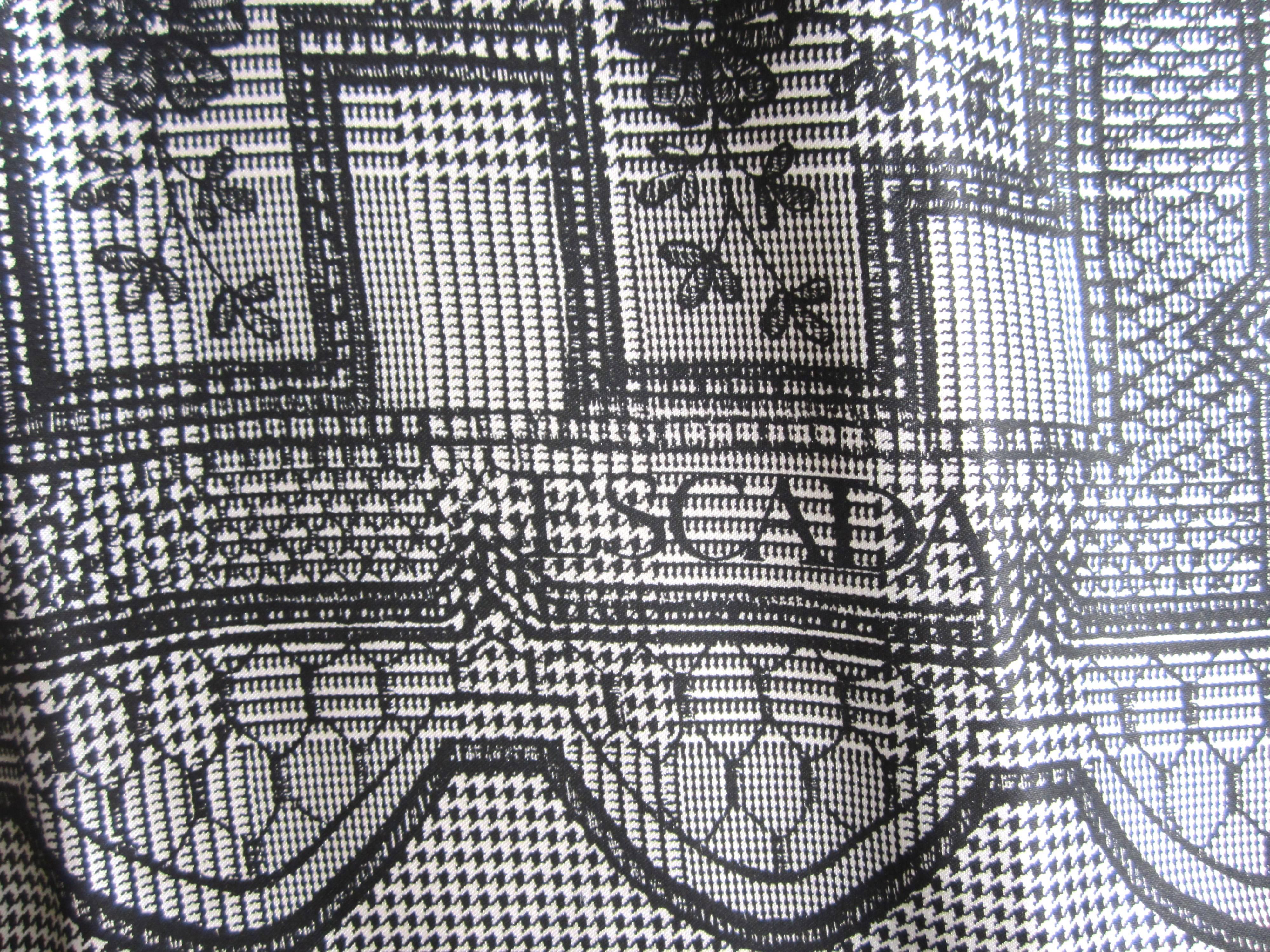 Gris Escada - Écharpe à fleurs en soie noire et blanche jamais portée, état neuf, en stock ancien, années 90 en vente