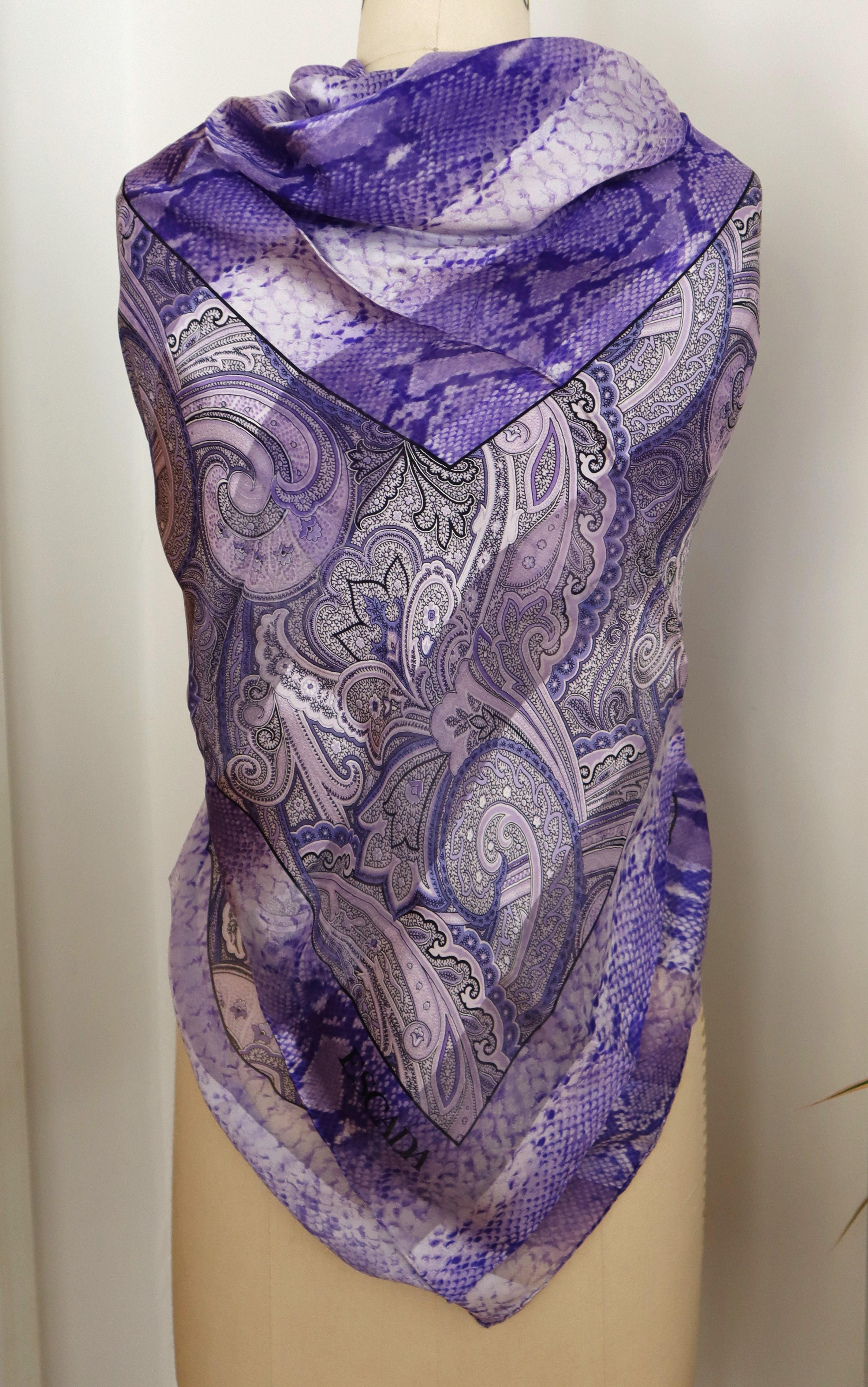 Violet Escada - Écharpe en soie violette à imprimé serpent cachemire, neuve, jamais portée - années 1990   en vente