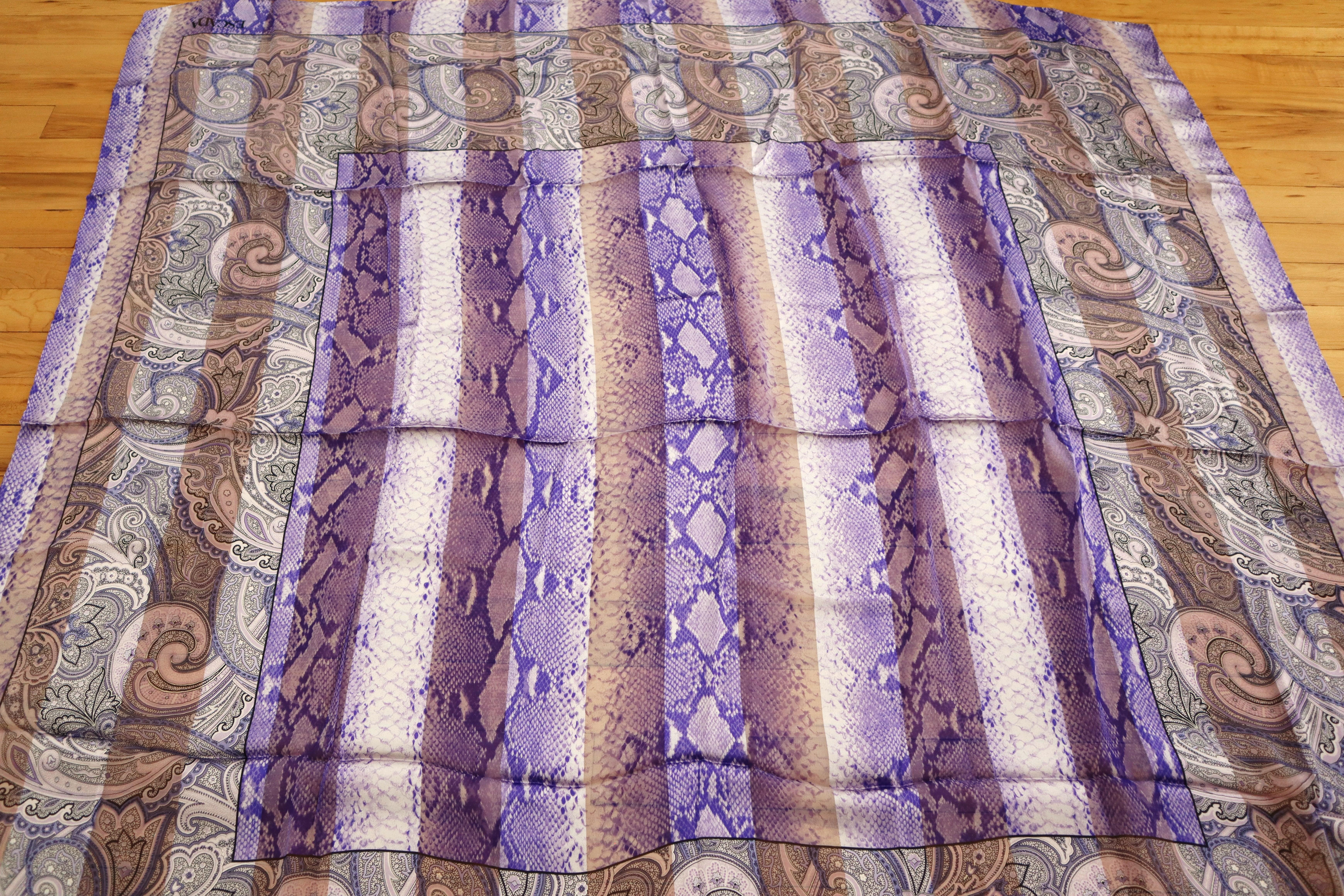 Escada - Écharpe en soie violette à imprimé serpent cachemire, neuve, jamais portée - années 1990   en vente 1
