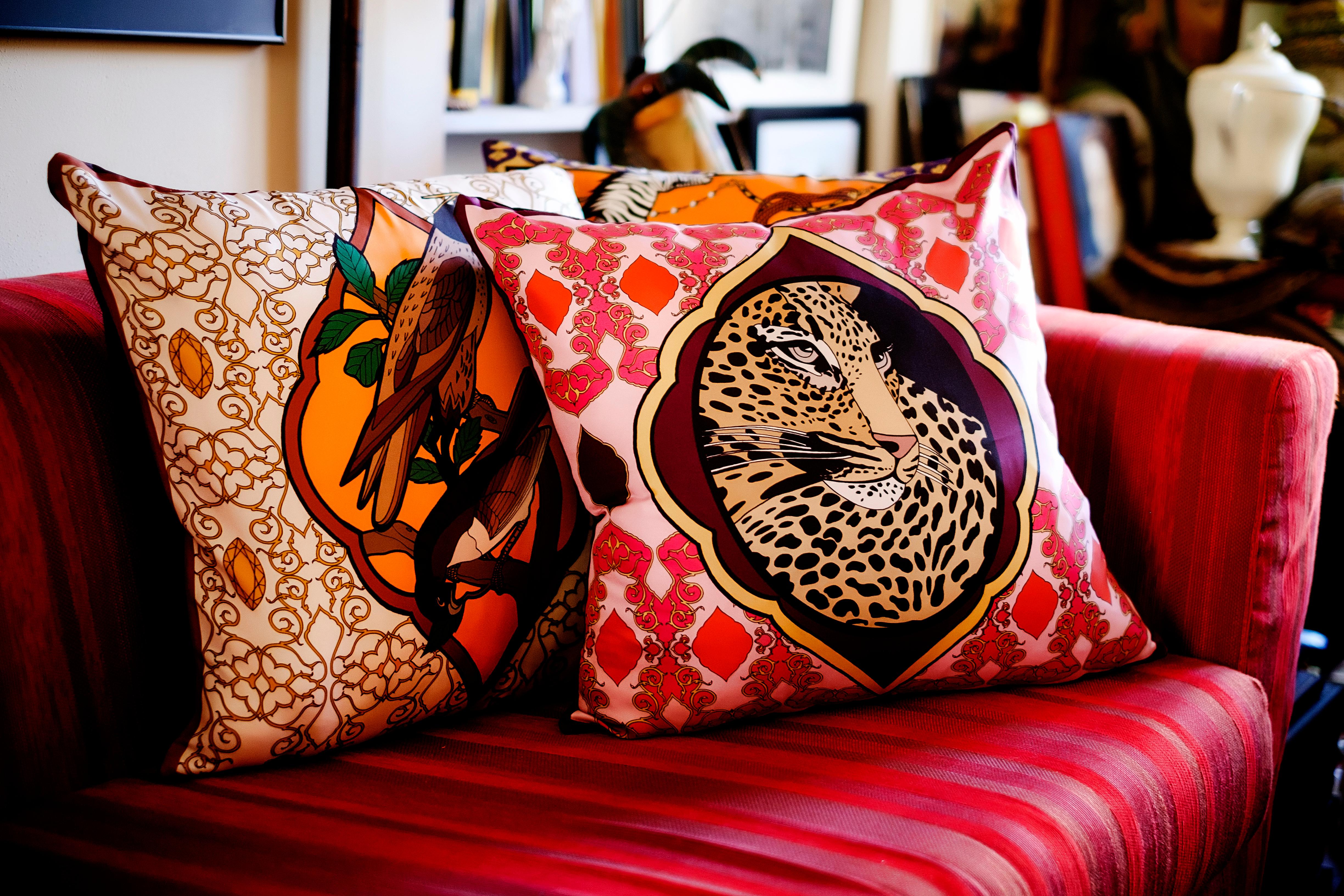 Silk Falcon Arabesque Pillow In New Condition In ROCCAVIVARA CB, IT