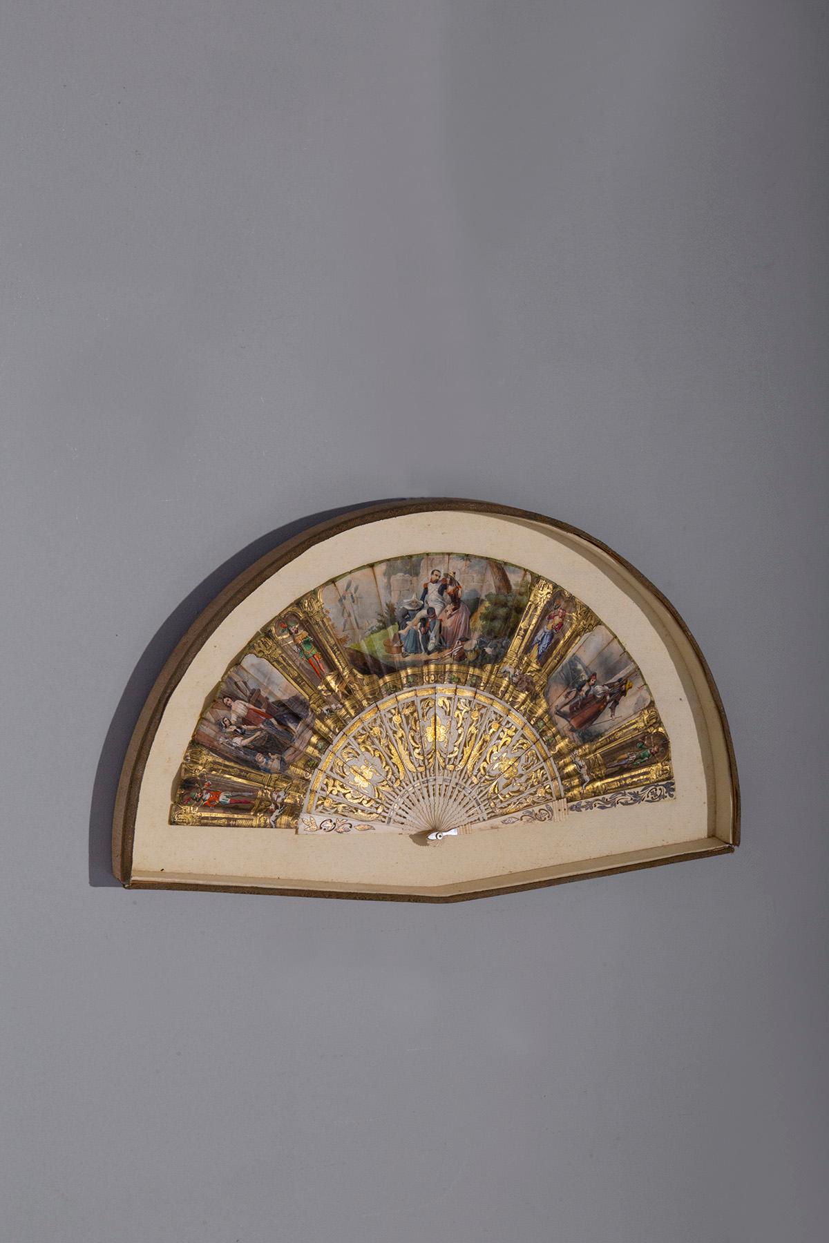 Der italienische Seidenfächer in einer Vitrine aus den späten 1800er Jahren ist ein wahres Meisterwerk an Handwerkskunst und Eleganz. Dieser antike Fächer ist in einem schönen Legierungsgehäuse untergebracht und wird in seiner ganzen Pracht für die