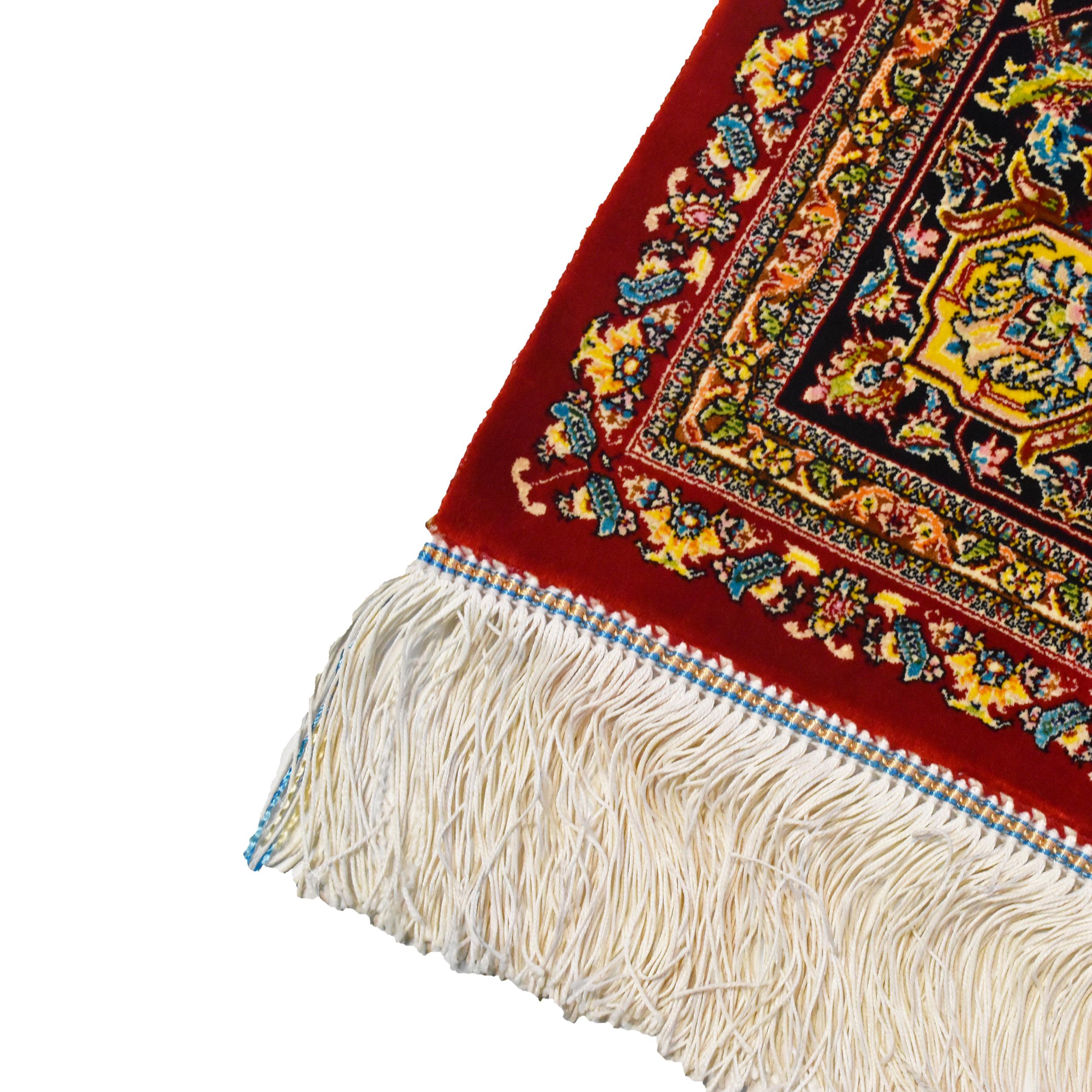 Modern Persian Silk Carpet in 17th Century Isfahan Medallion Design - in stock In New Condition For Sale In Pudsey, GB