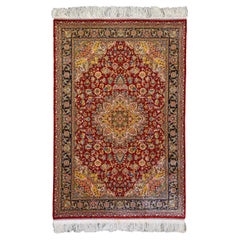 Alfombra de seda con medallón rojo y dorado by Persian Signature