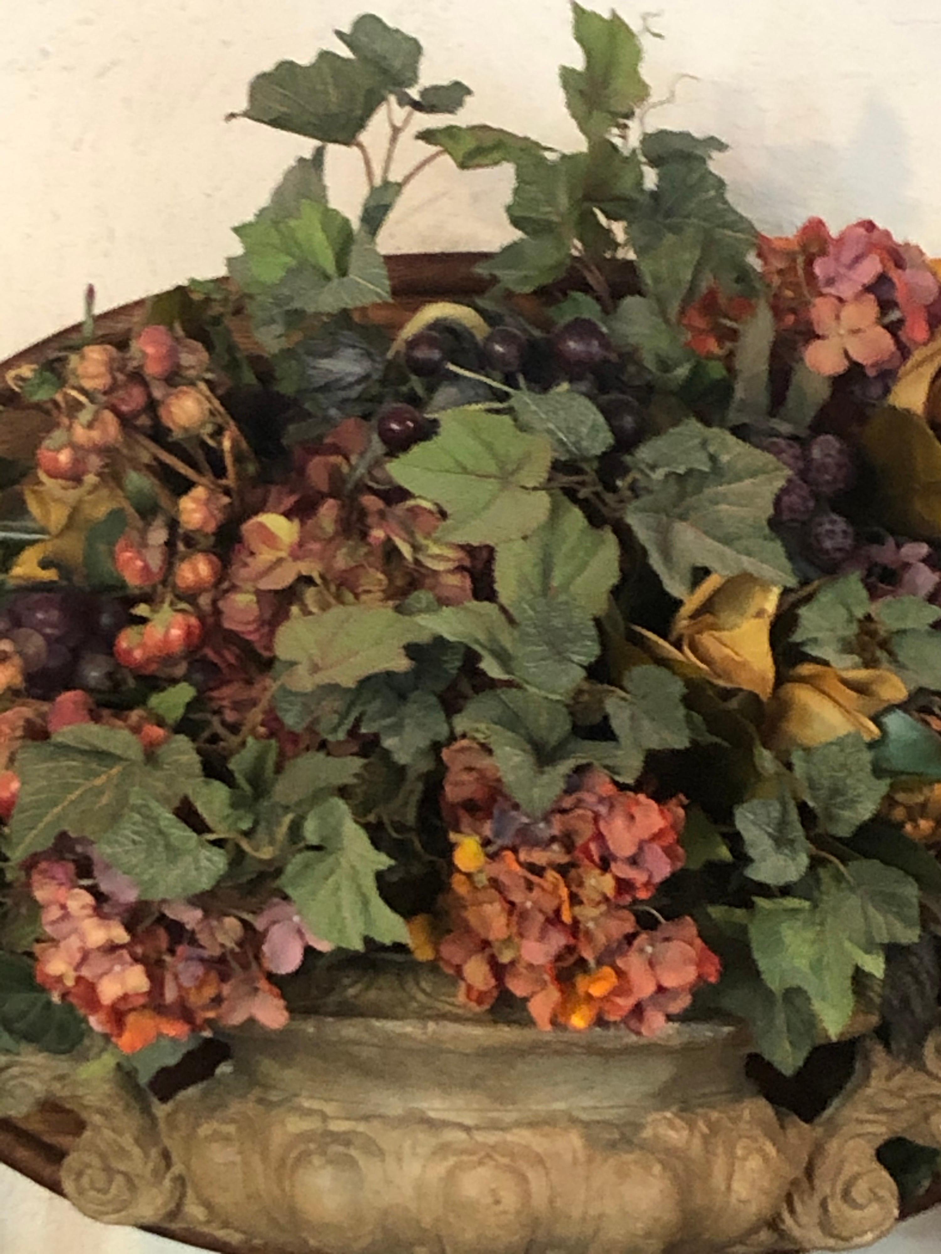 Grand centre de table en fleurs de soie dans une urne en pierre en vente 4