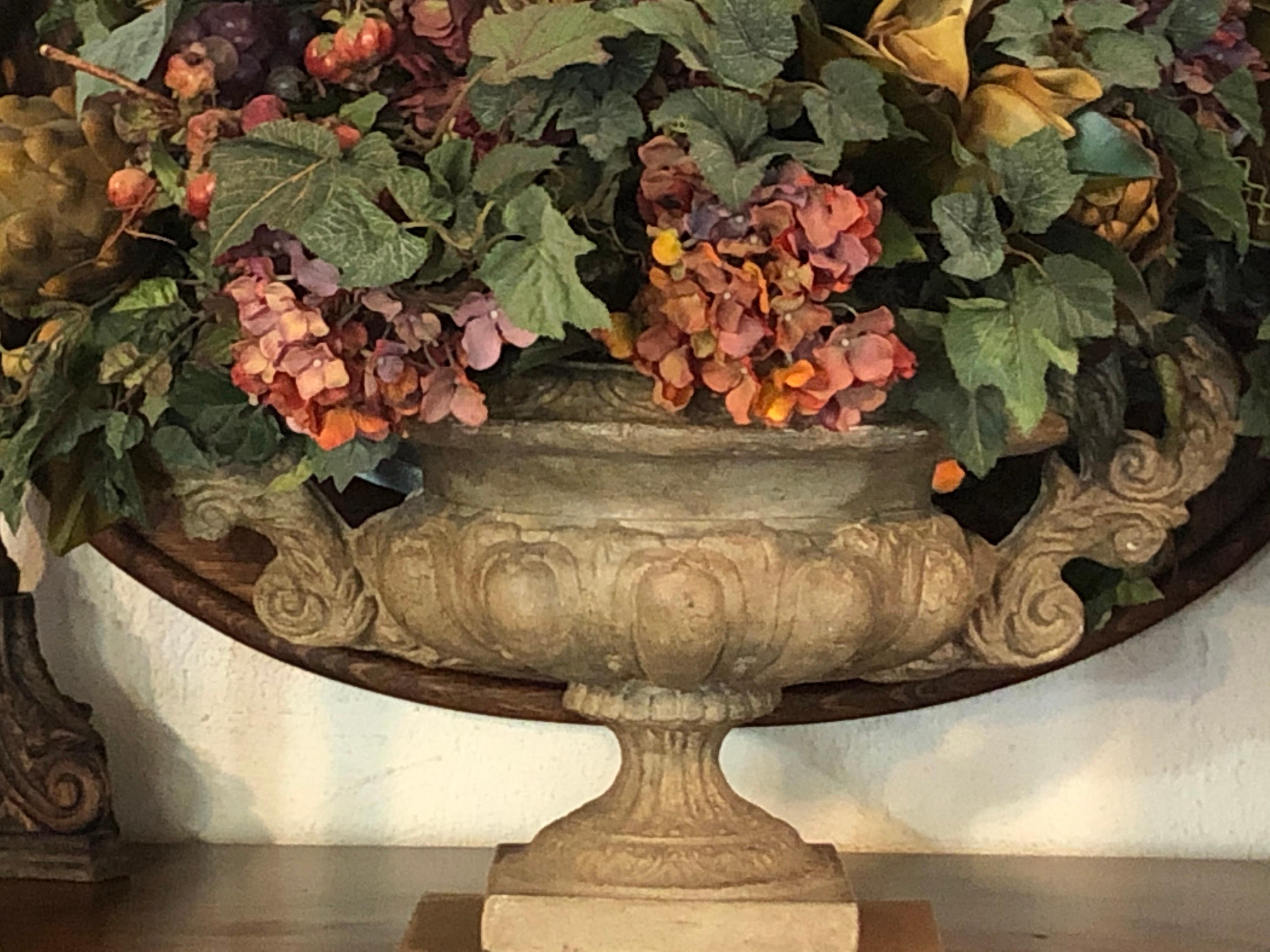 Grand centre de table en fleurs de soie dans une urne en pierre en vente 9