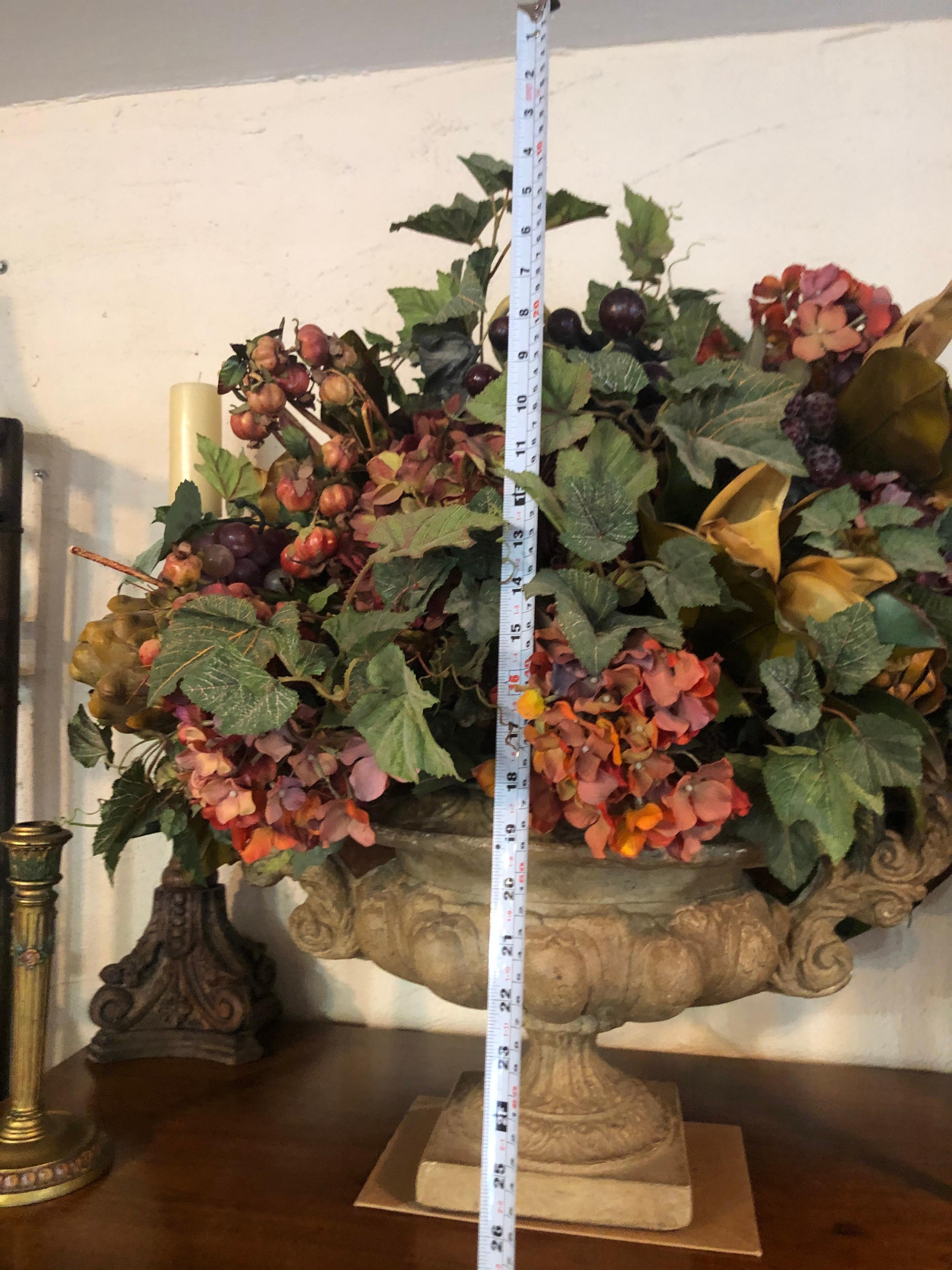 Grand centre de table en fleurs de soie dans une urne en pierre en vente 10
