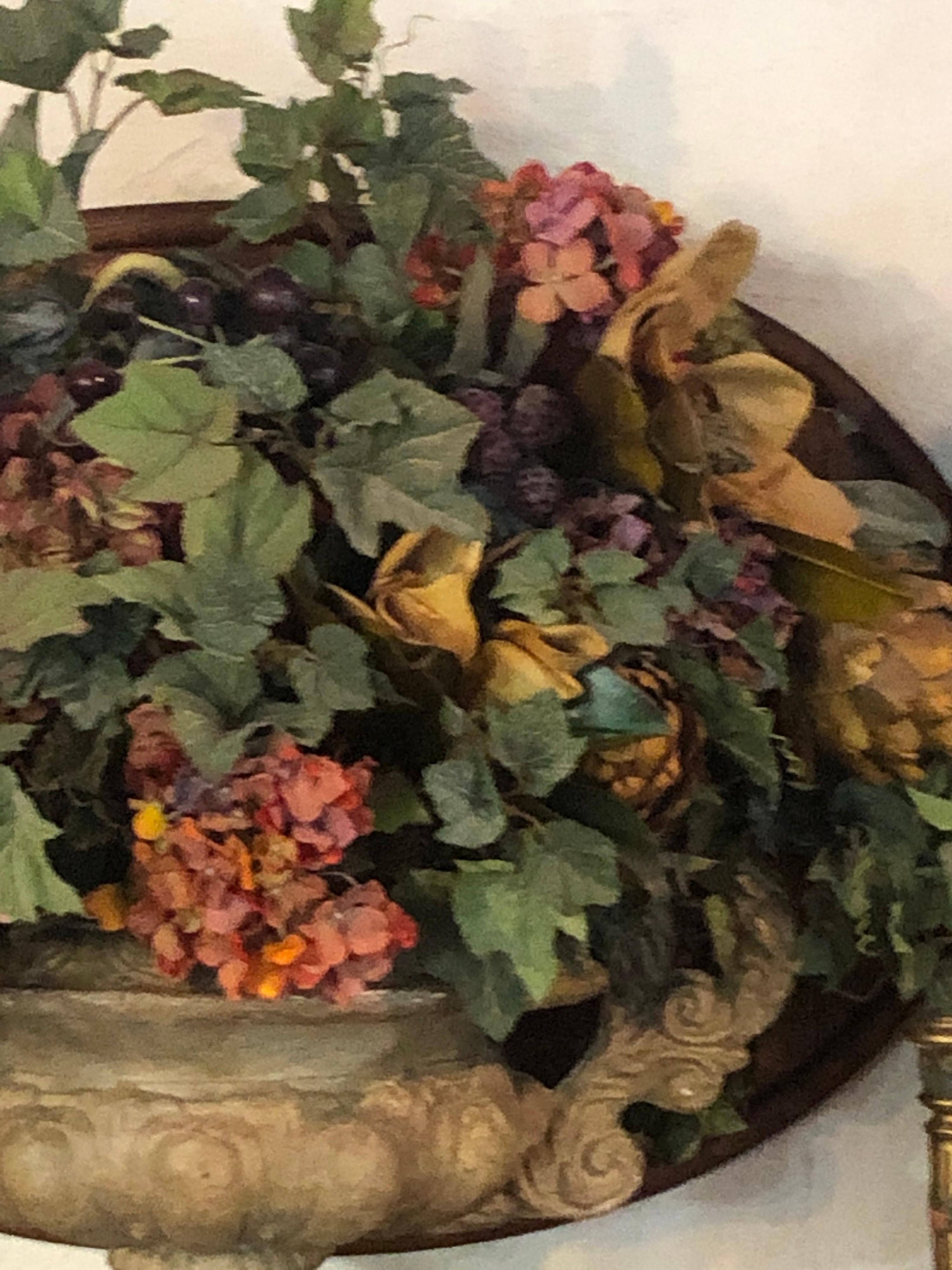 Grand centre de table en fleurs de soie dans une urne en pierre en vente 11