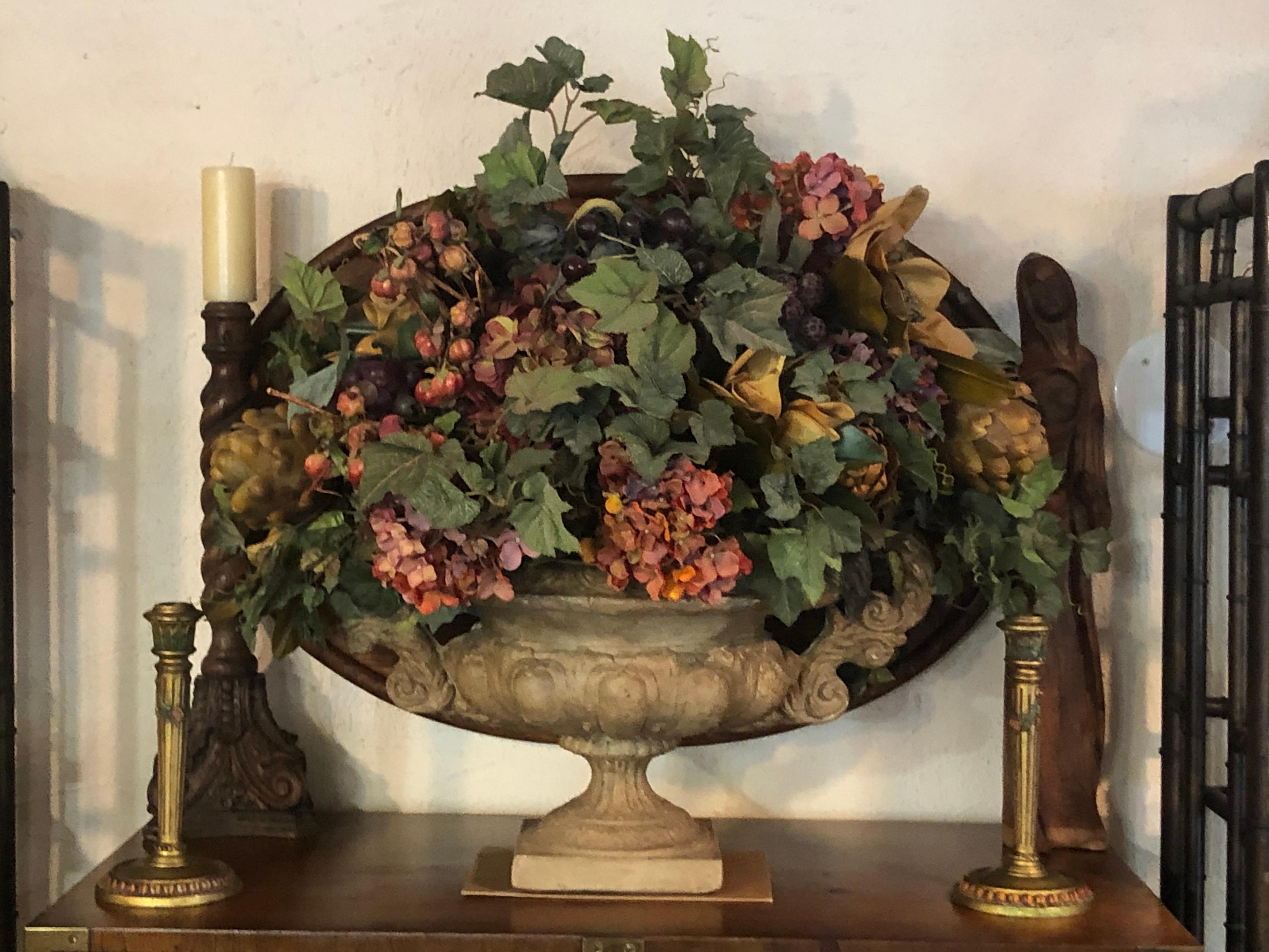 Grand centre de table en fleurs de soie dans une urne en pierre en vente 2