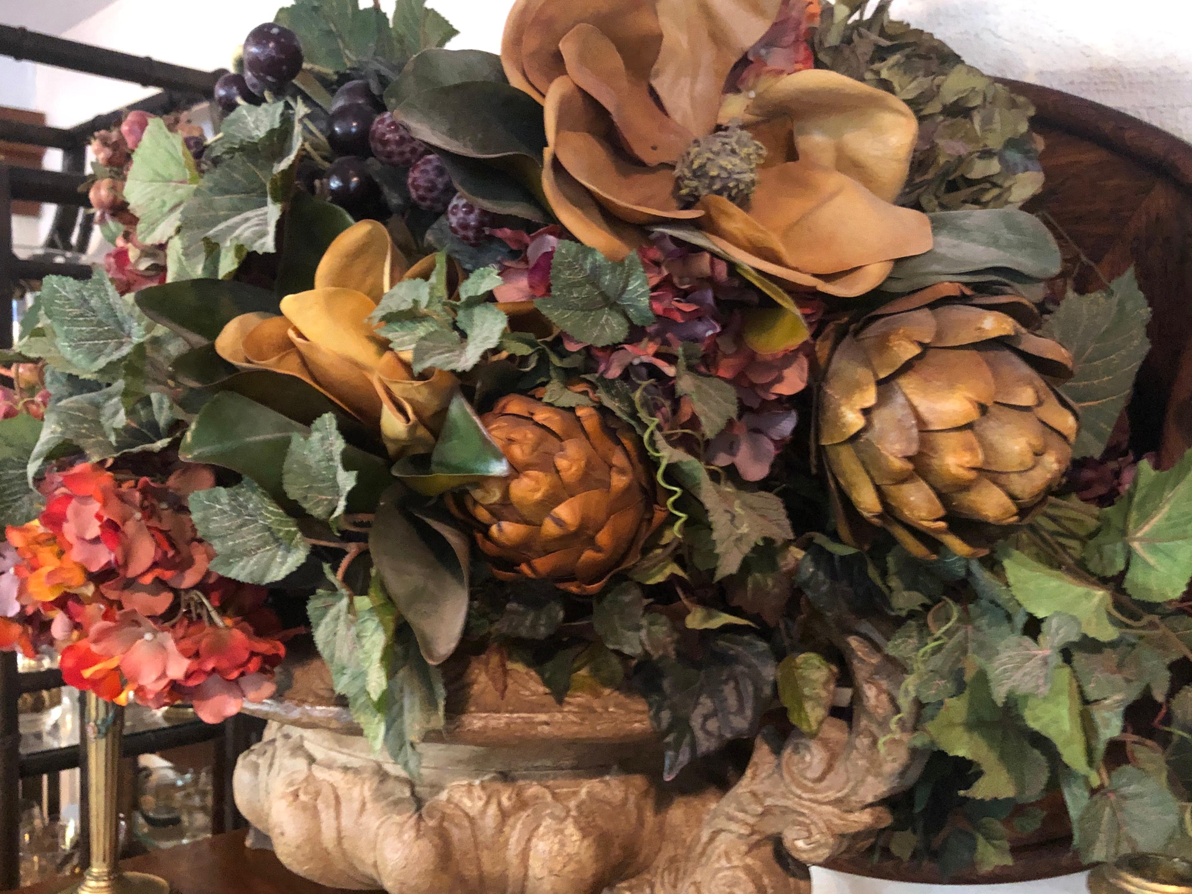 Grand centre de table en fleurs de soie dans une urne en pierre en vente 3