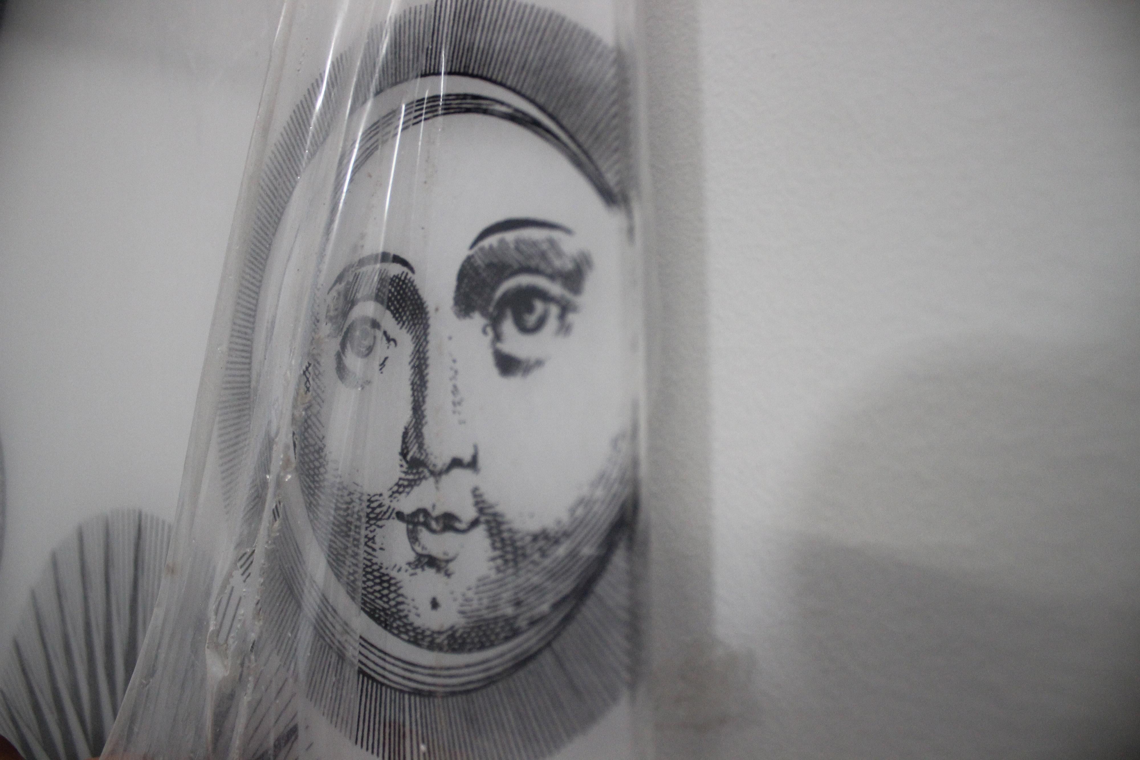 italien Panneau d'ameublement en soie avec verre acrylique en vente