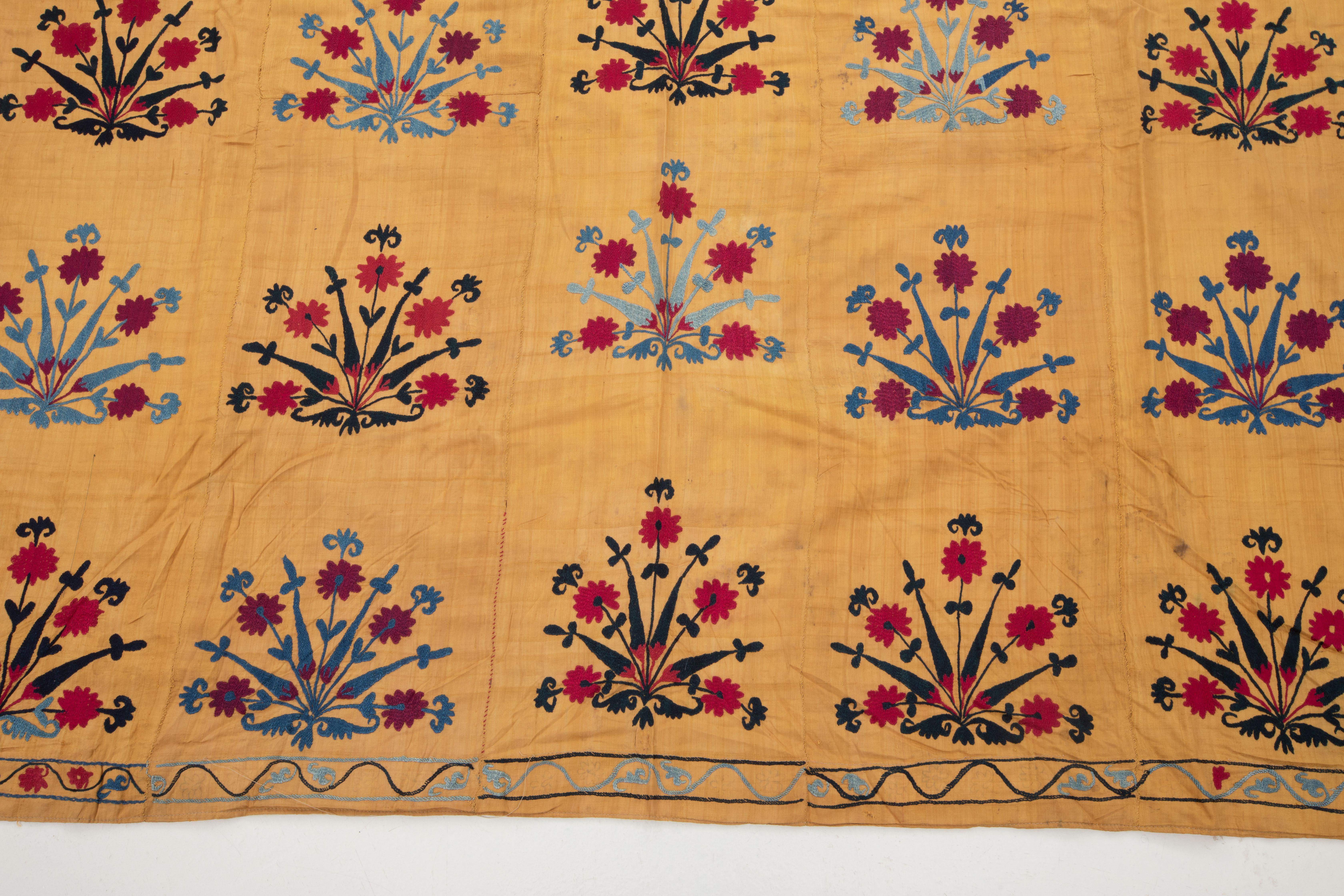 Silk Ground Yellow Suzani from Uzbekistan, Late 19th 78, Early 20th C In Good Condition In Istanbul, TR