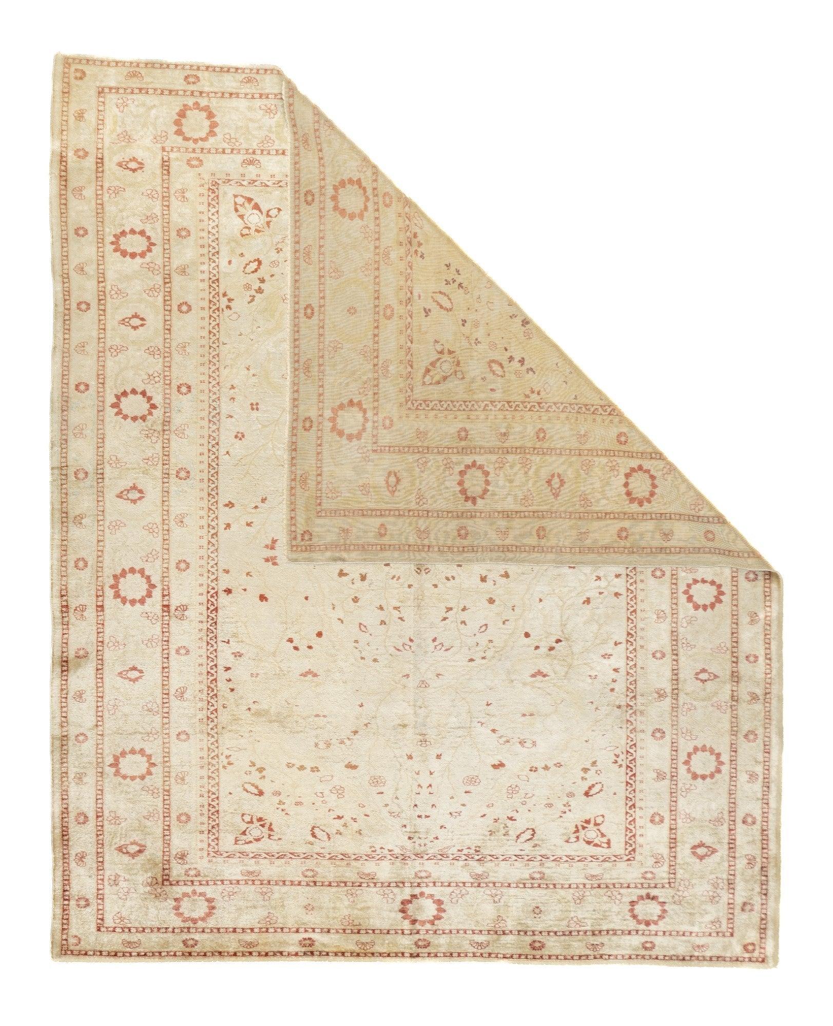 Seide Haji Jalili Tabriz Teppich 4'2'' x 5'1''. Die gut gewebten bis fein geknüpften Stücke von 1890 bis 1910, die in der gleichnamigen Werkstatt oder ihren Nachahmern in Täbris gewebt wurden, in Formaten von Matten bis zu riesigen Teppichen, mit