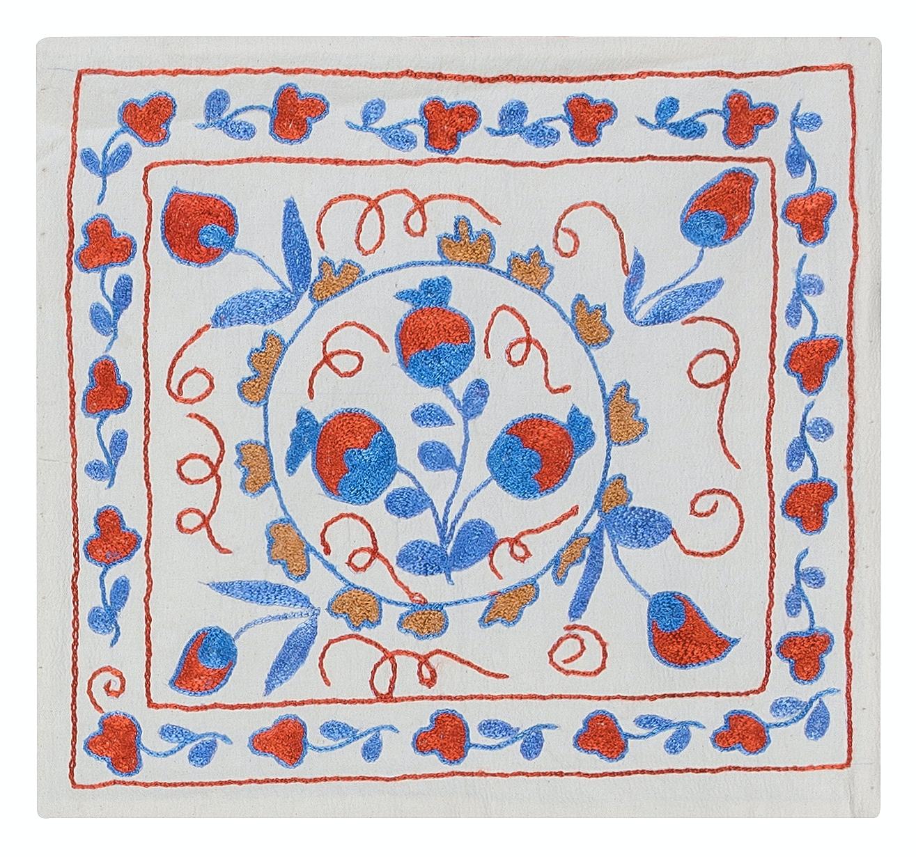 Dekorativer Kissenbezug aus handgestickter Seide auf Leinengrund, Blumen- und Rankenmotive, Leinenrückseite mit Reißverschluss, ohne Einlage.
Empfohlene Fein- und Spezialwäsche.

Suzani, ein zentralasiatischer Begriff für eine bestimmte Art von
