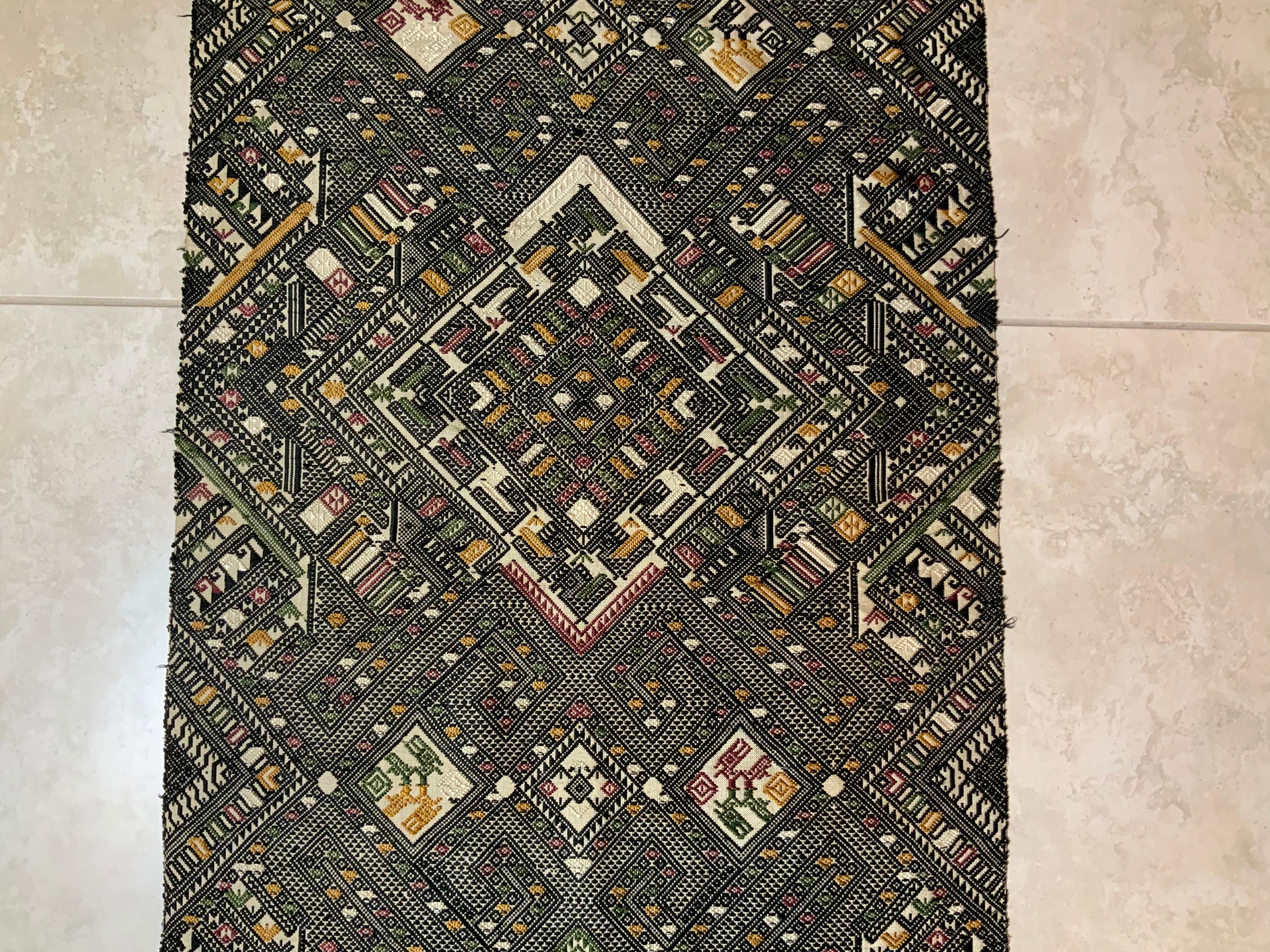 Handbesticktes Textil aus Seide (20. Jahrhundert) im Angebot