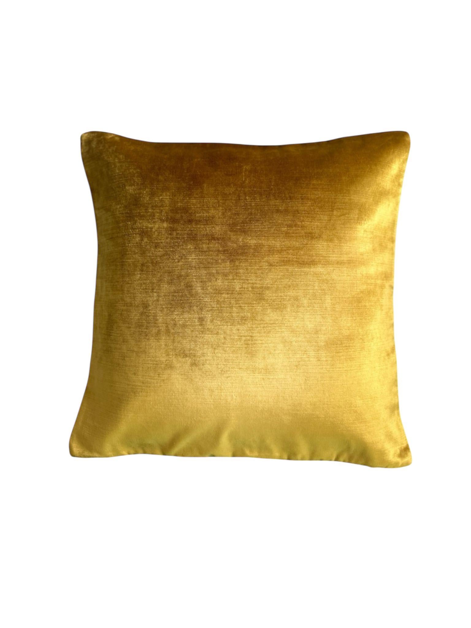 Transforma tu salón con este lujoso juego de tres cojines de terciopelo de seda tejida a mano, diseñados para llevar la elegancia otomana al hogar moderno. Cada cojín mide 50 x 50 cm y está expertamente confeccionado en rico terciopelo de seda, que