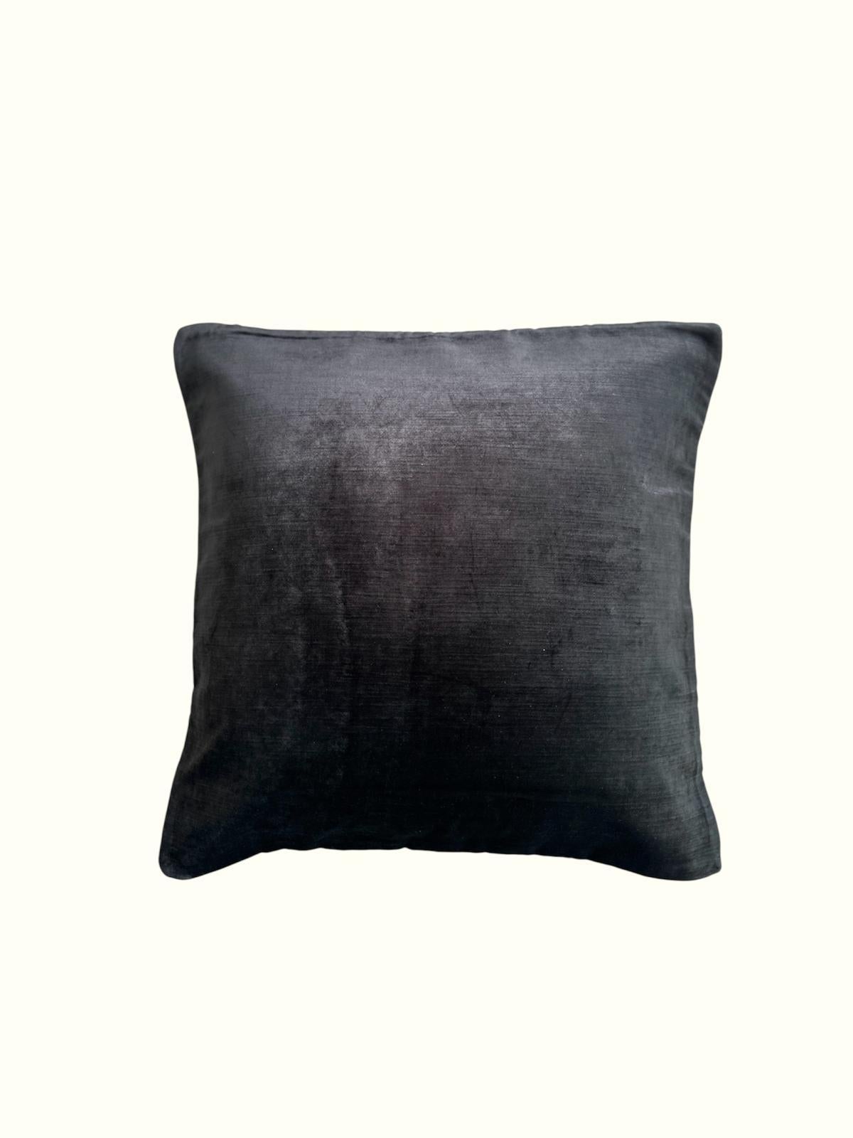 Transforma tu salón con este lujoso juego de tres cojines de terciopelo de seda tejida a mano, diseñados para llevar la elegancia otomana al hogar moderno. Cada cojín mide 50 x 50 cm y está expertamente confeccionado en rico terciopelo de seda, que