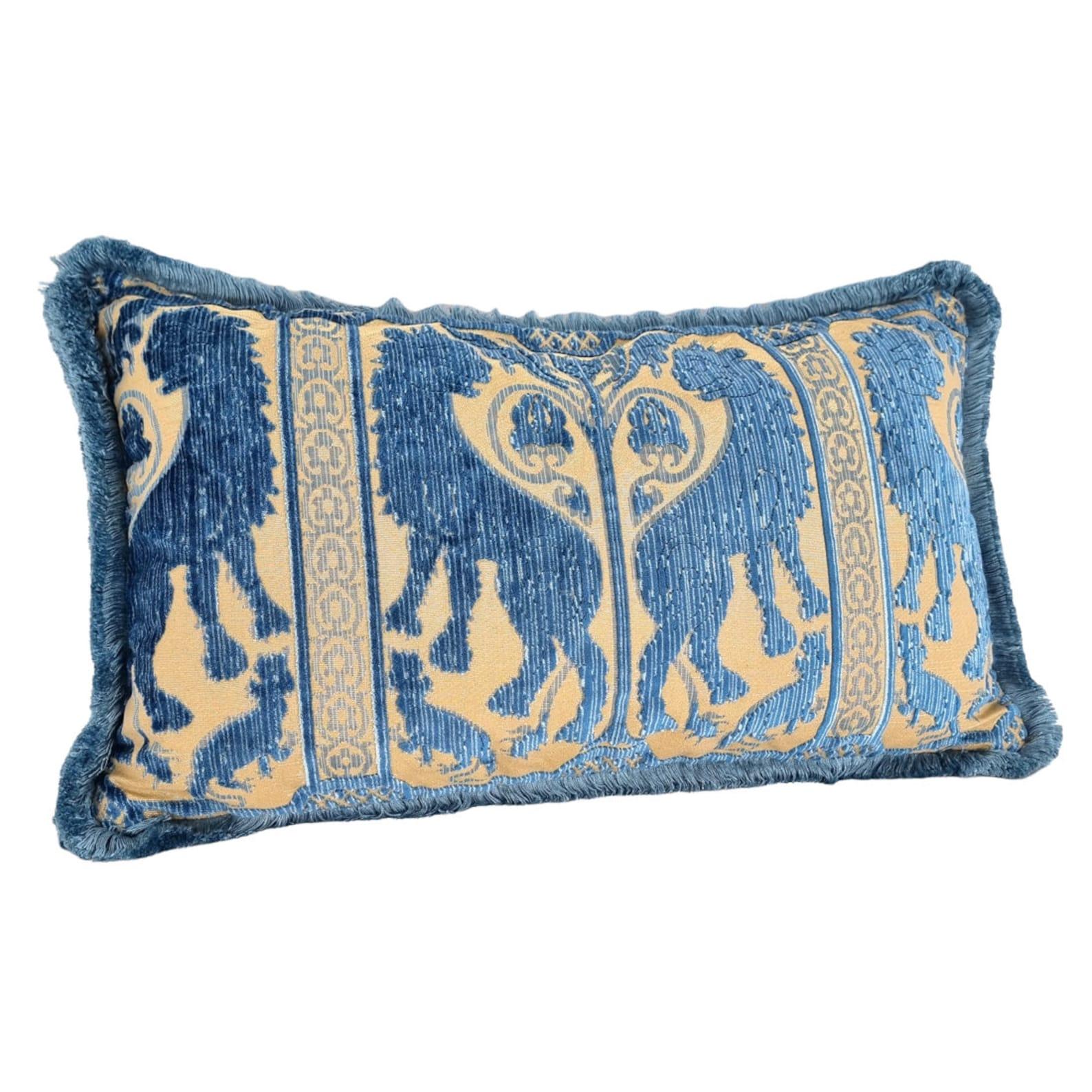 Ce magnifique coussin lombaire est fabriqué à la main à partir de l'emblématique velours de soie Leoni Bizantini - design des XIIe et XIVe siècles - de couleur bleu indigo provenant de Tessitura Luigi Bevilacqua, l'historique et prestigieuse