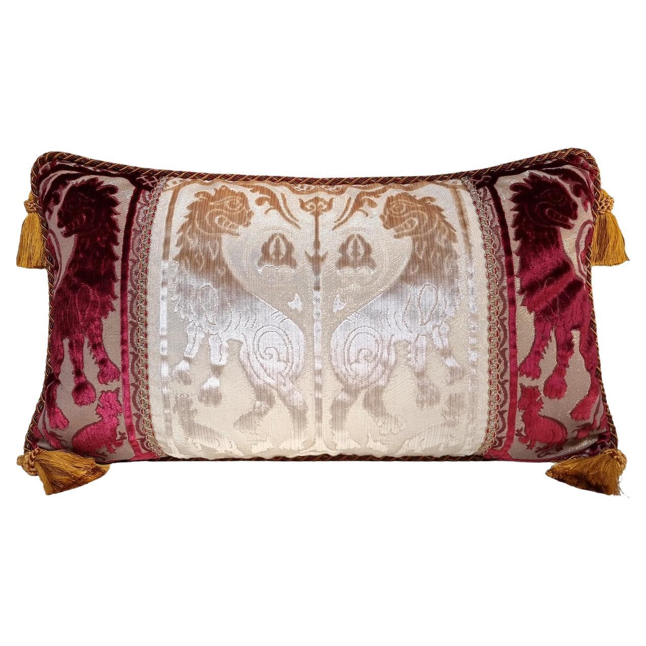 Coussin en velours de soie Luigi Bevilacqua rouge et ivoire motif Leoni Bizantini en vente