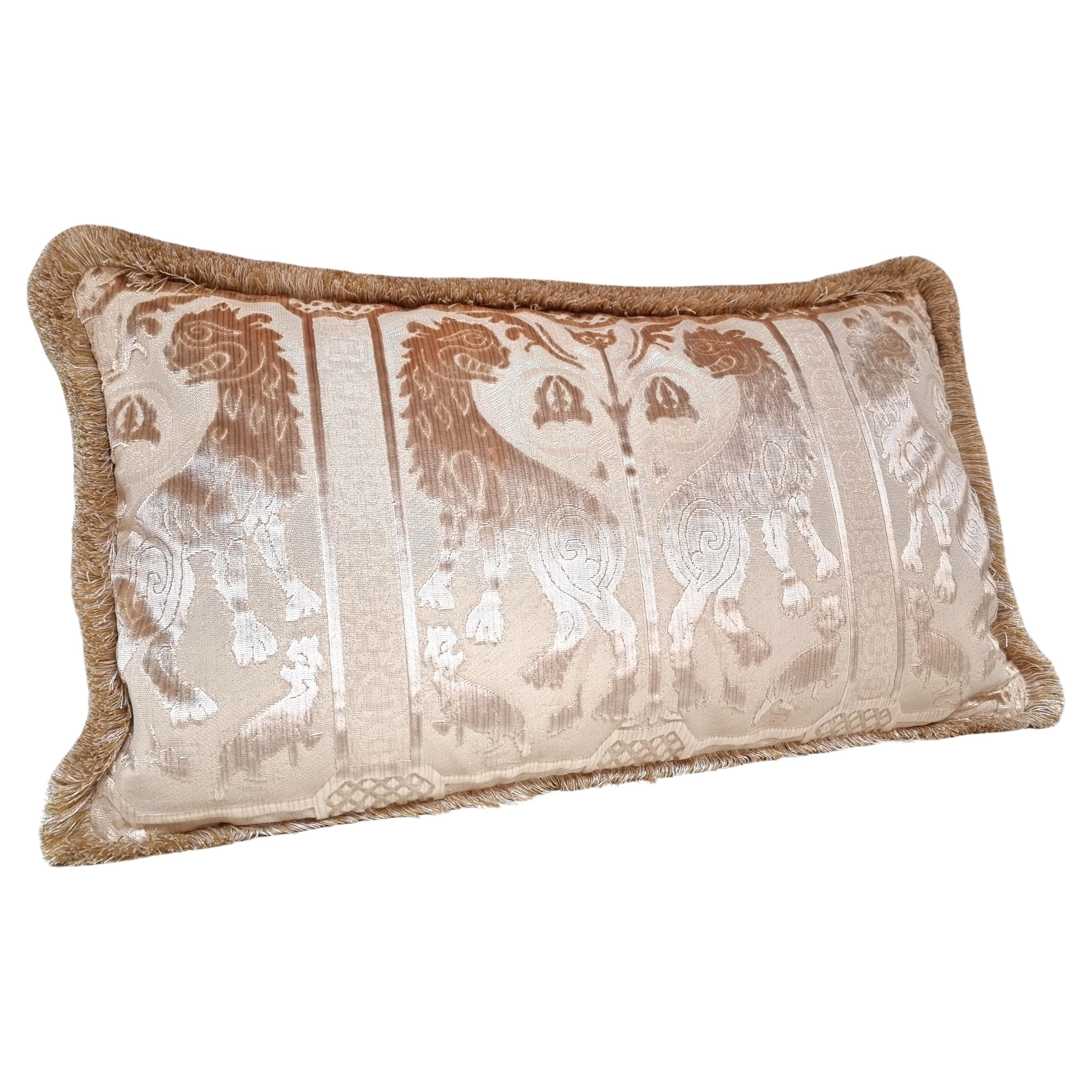 Ce magnifique coussin lombaire est fabriqué à la main à partir de l'emblématique velours de soie Leoni Bizantini - design des XIIe et XIVe siècles - de couleur ivoire provenant de la 