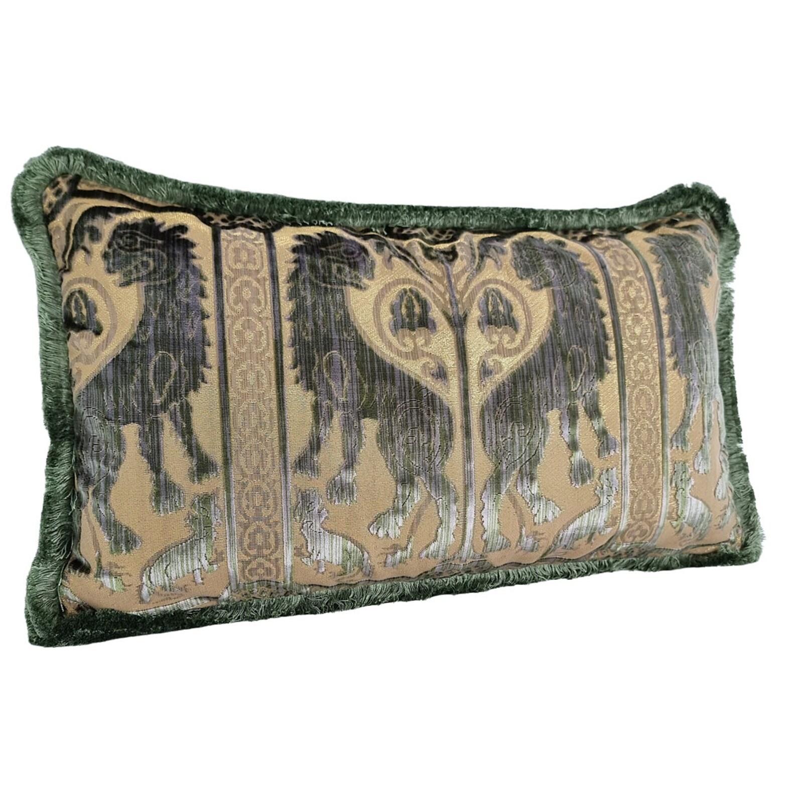 Ce magnifique coussin lombaire est fabriqué à la main à partir de l'emblématique velours de soie Leoni Bizantini - design des XIIe et XIVe siècles - de couleur vert olive provenant de Tessitura Luigi Bevilacqua, l'historique et prestigieuse