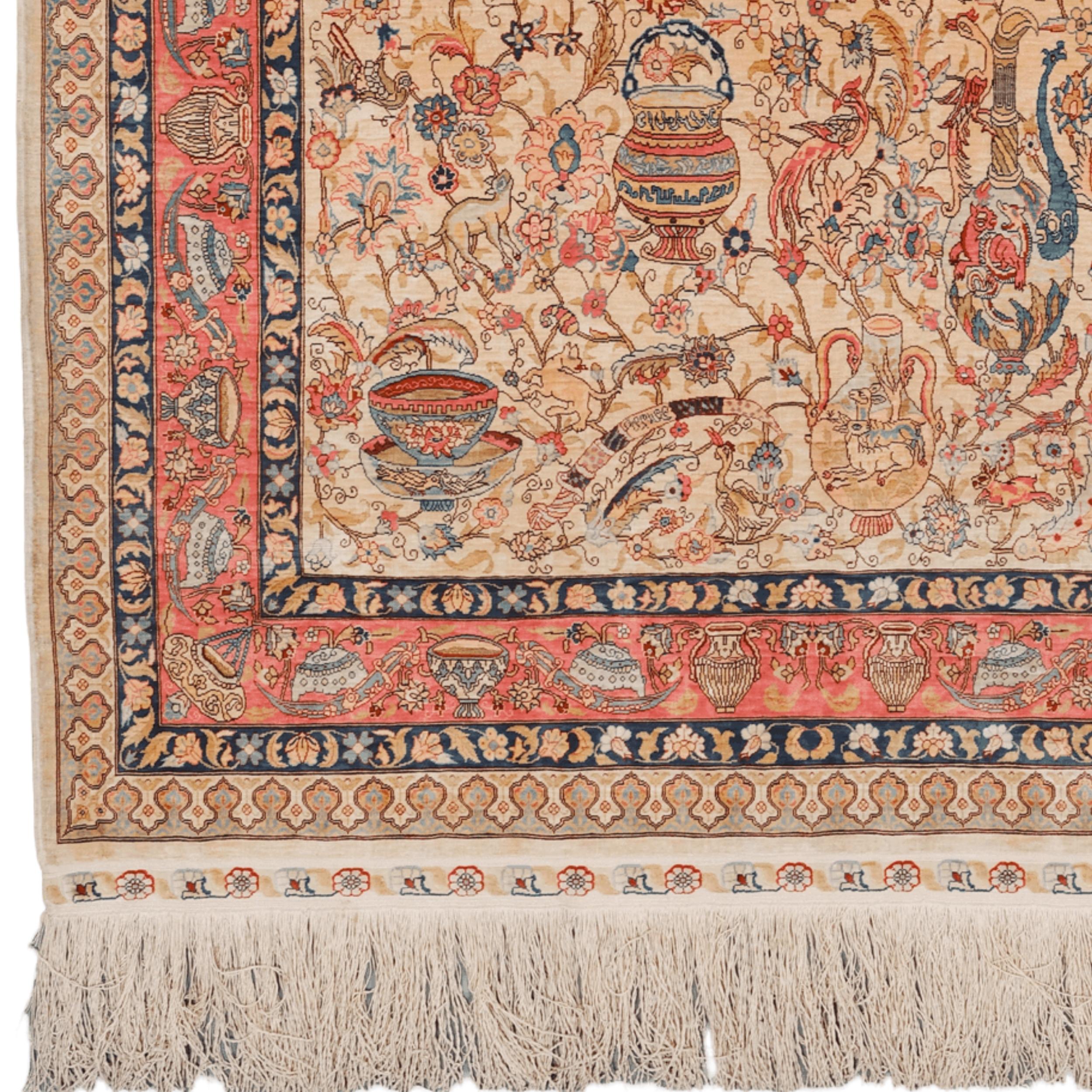 Tapis de prière en soie Hereke

Alliance parfaite de l'élégance et de l'artisanat, ce tapis de prière antique en soie Hereke se distingue par ses qualités esthétiques et fonctionnelles. Fabriqué selon les techniques de tissage traditionnelles Hereke