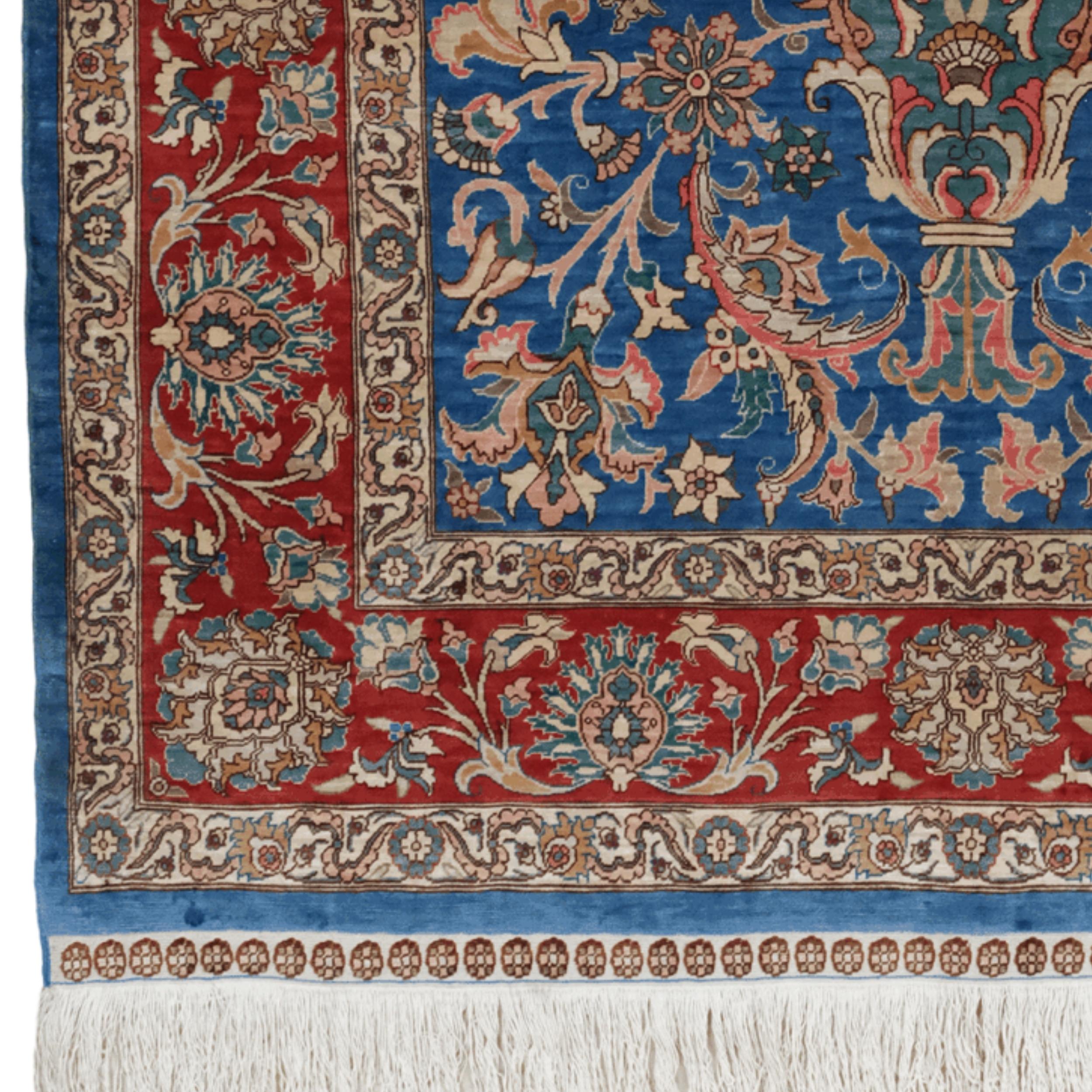 Période : Milieu du 20e siècle
Origine : Hereke, Turquie
Dimensions : 62 x 95 cm

Cet exquis tapis de soie Hereke, tissé au milieu du XXe siècle, est un remarquable exemple de la finesse de l'artisanat qui fait la renommée des ateliers Hereke.