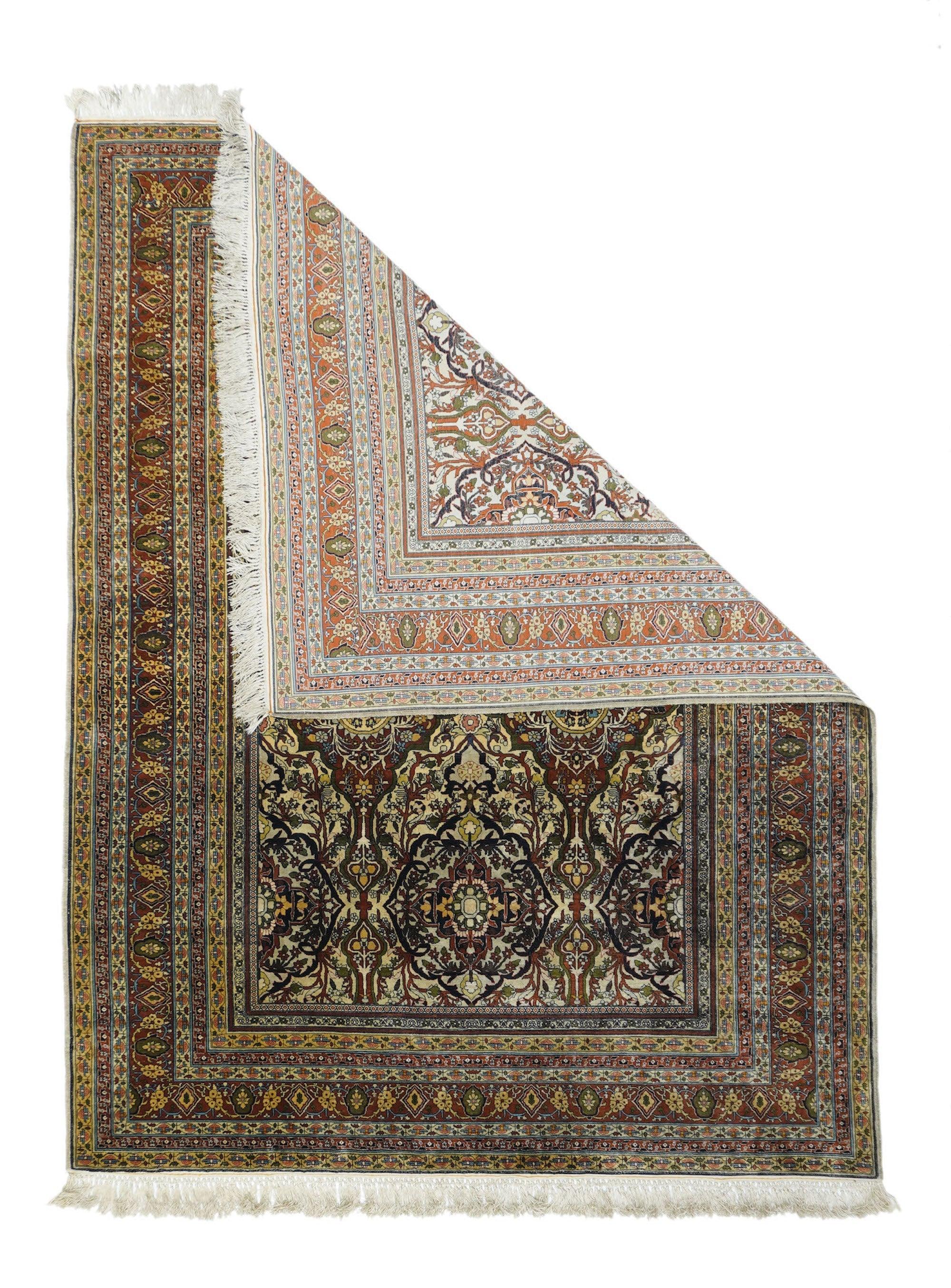 Tappeto Hereke in seta 4'5'' x 6'0''. Nello stile dei Tabriz di seta di un secolo prima, questo pezzo turco NW ha una trama estremamente fine su seta, con un disegno di cartigli di paglia e motivi ogivali parzialmente sovrapposti a medaglioni ecru,