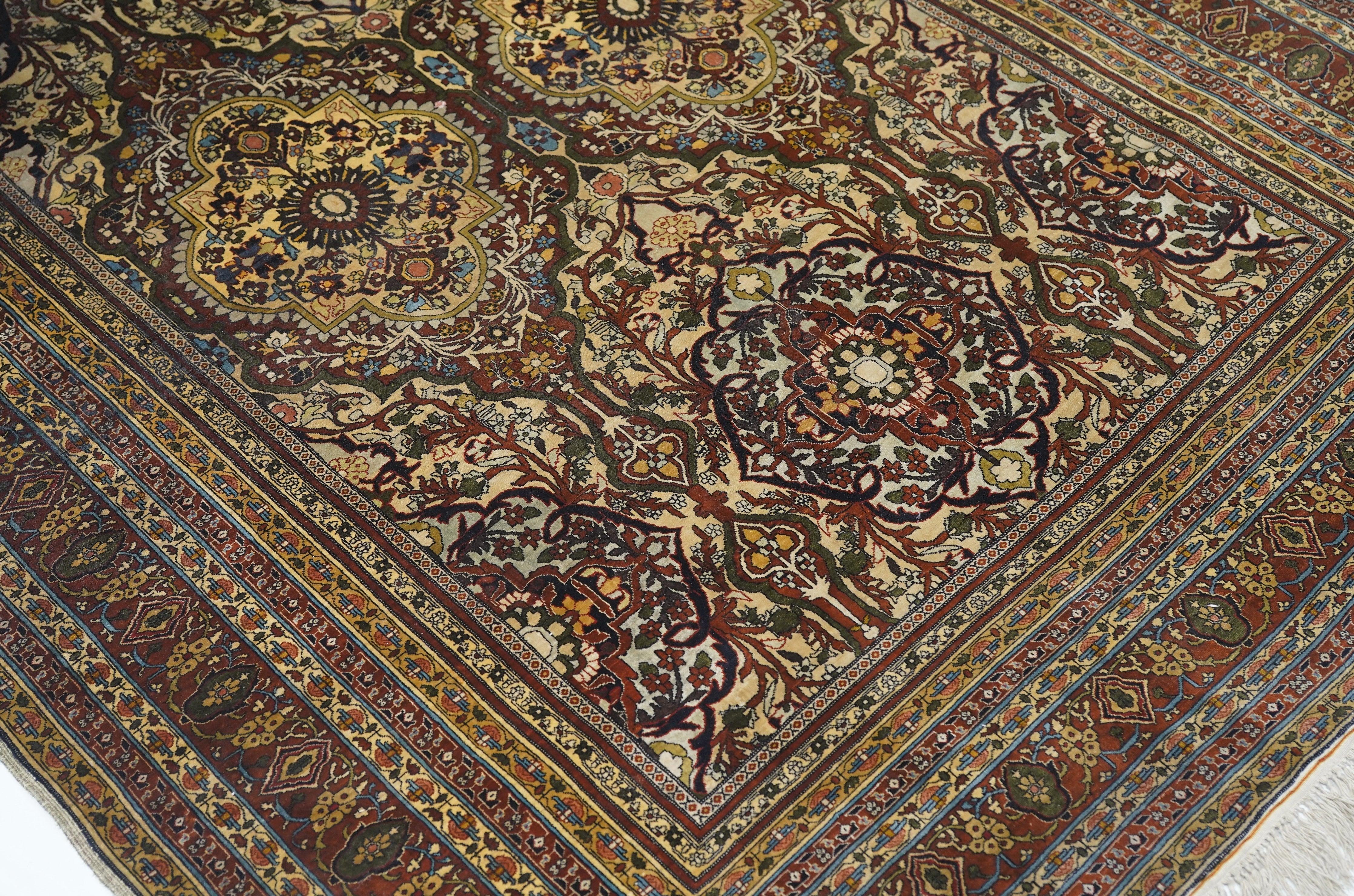 XXI secolo e contemporaneo Tappeto Hereke in seta 4'5'' x 6'0'' in vendita