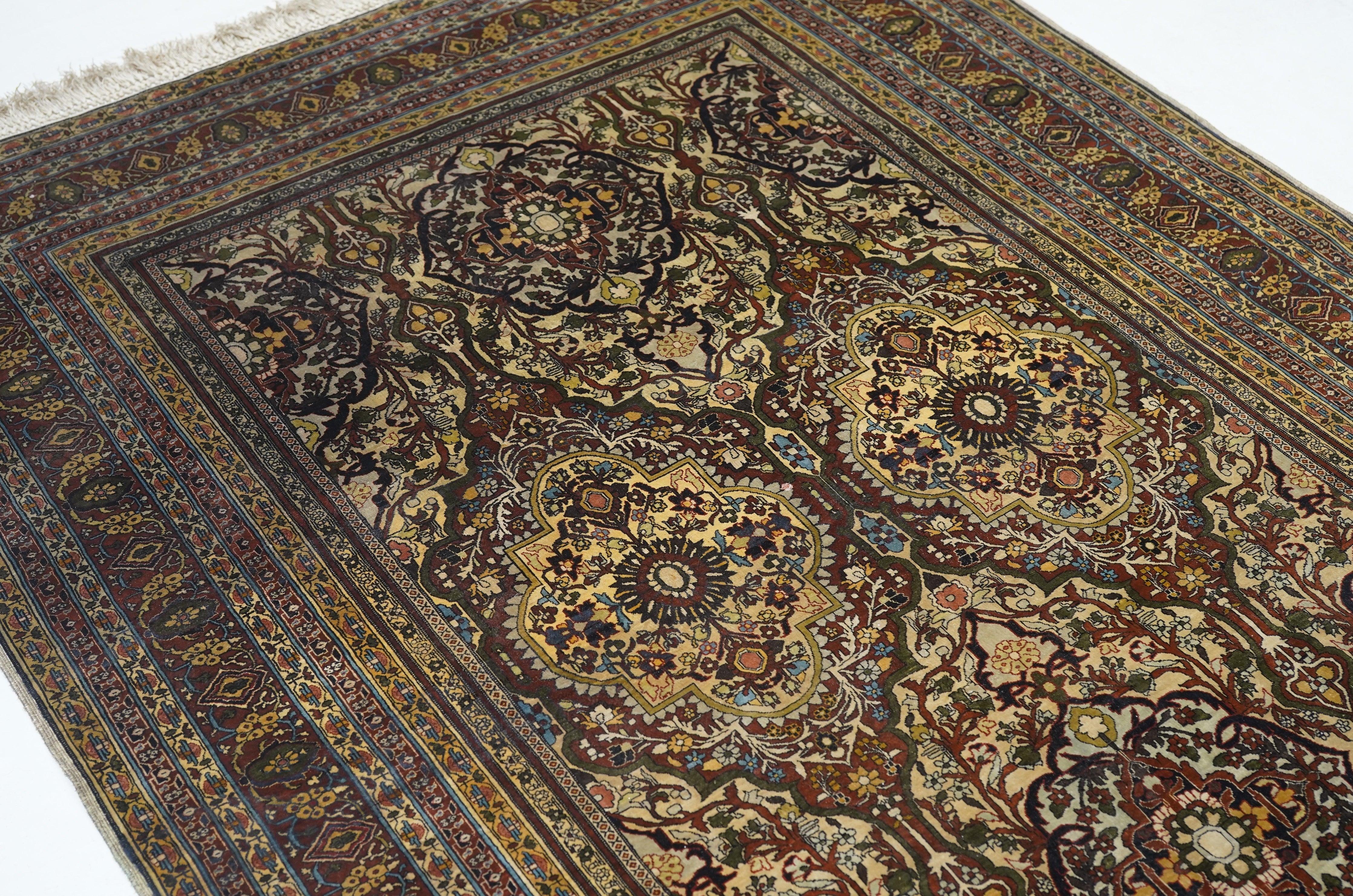 Seta Tappeto Hereke in seta 4'5'' x 6'0'' in vendita