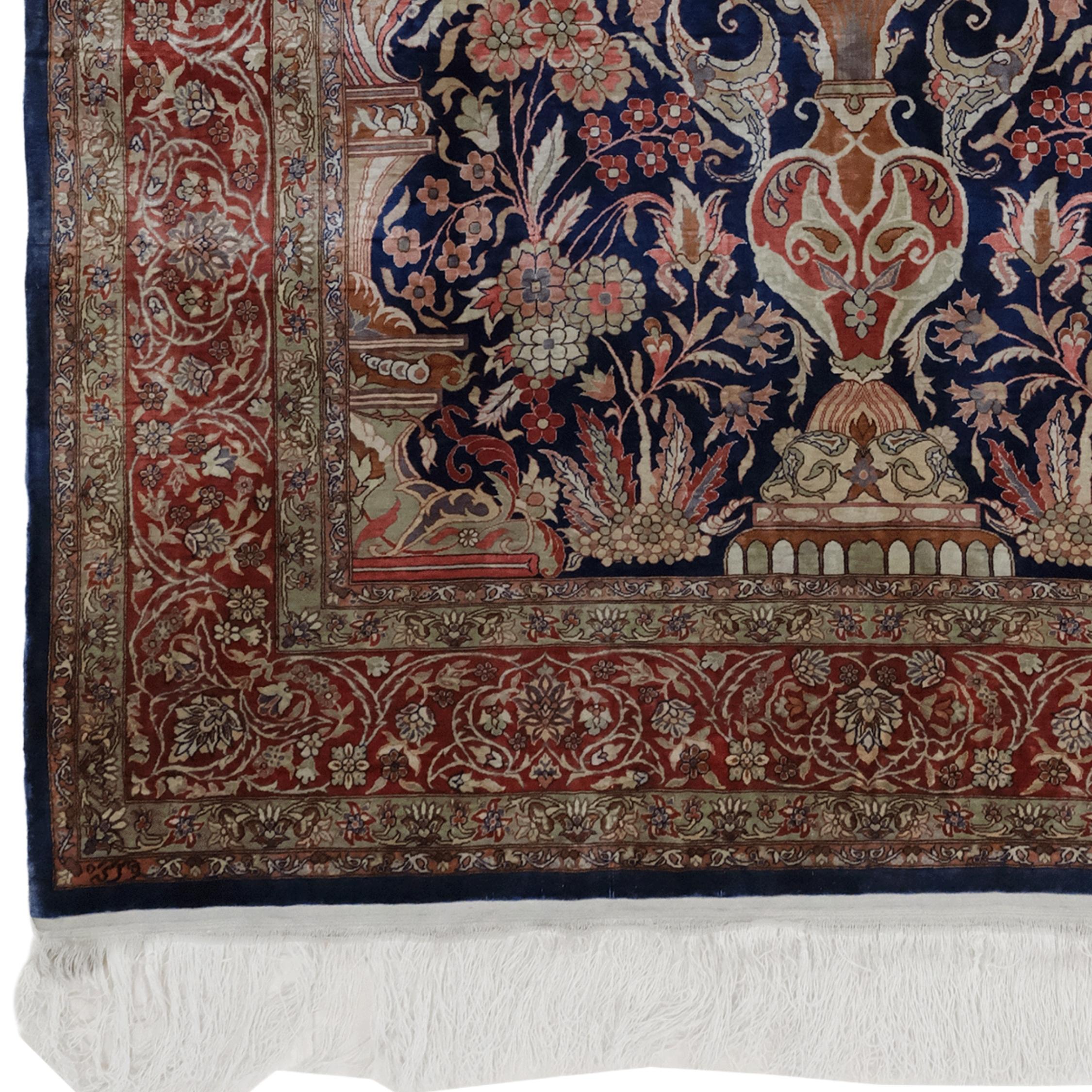 Uno squisito capolavoro in seta Hereke dell'inizio del XX secolo
Questo magnifico tappeto vintage in seta Hereke, risalente agli inizi del XX secolo, è un superbo esempio di arte tessile turca. Hereke, una città famosa per la produzione di alcuni