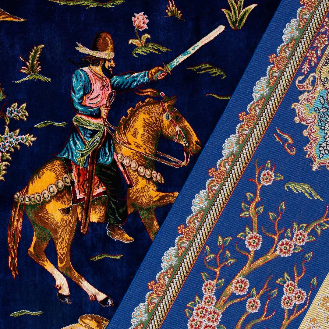 Feiner persischer Seidenteppich mit der Darstellung einer königlichen Jagd in Mitternachtsblau, auf Lager (Englisch) im Angebot