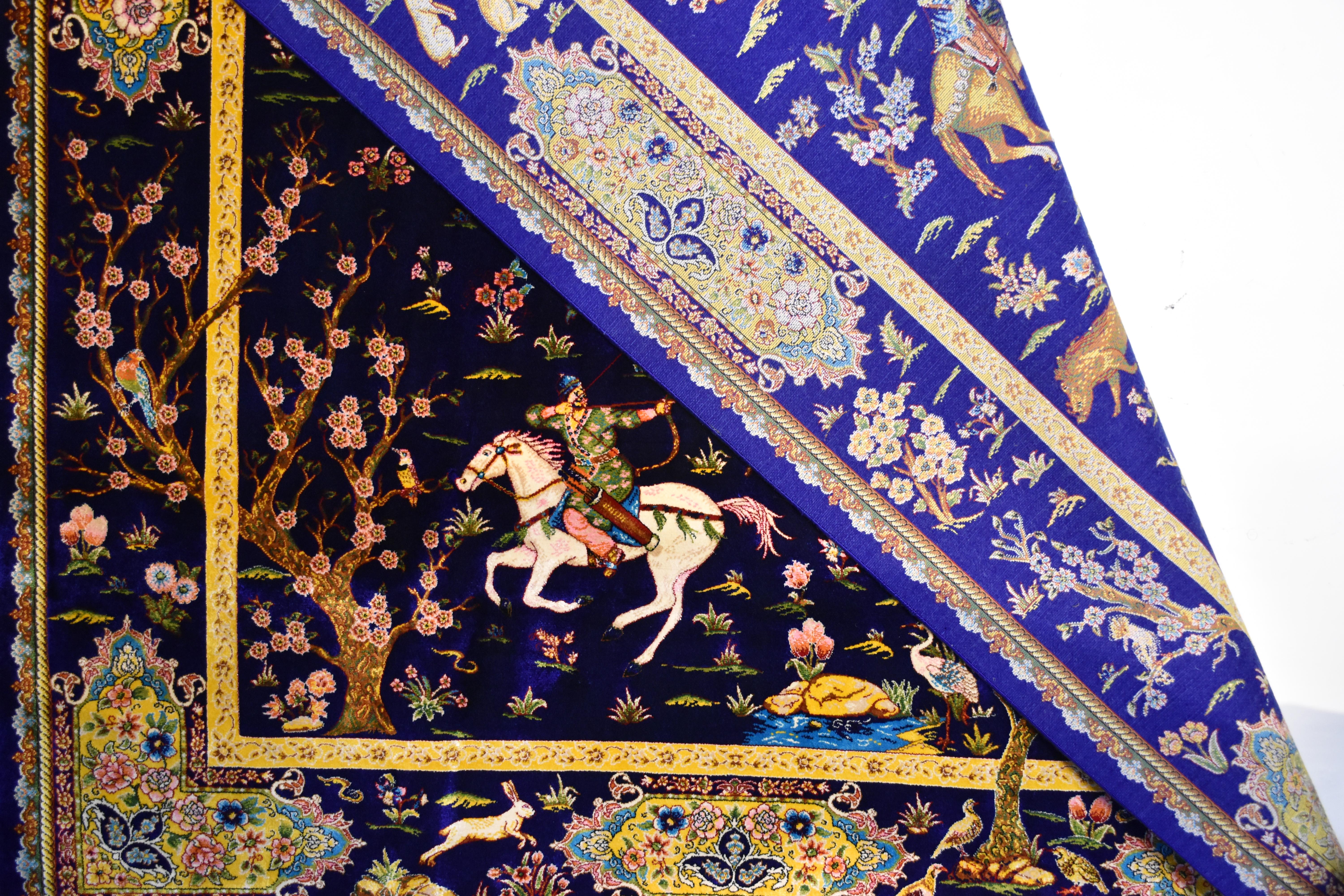 Feiner persischer Seidenteppich mit der Darstellung einer königlichen Jagd in Mitternachtsblau, auf Lager im Angebot 1