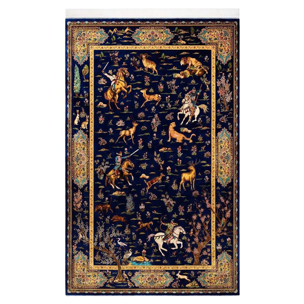 Dieser exquisite Seidenteppich zeigt eine fesselnde Jagdszene - eine zeitlose Hommage an die persische Kunst des Geschichtenerzählens. Vor einem satten nachtblauen Feld verfolgen meisterhaft detaillierte Reiter Hirsche, Löwen und wilde Tiere