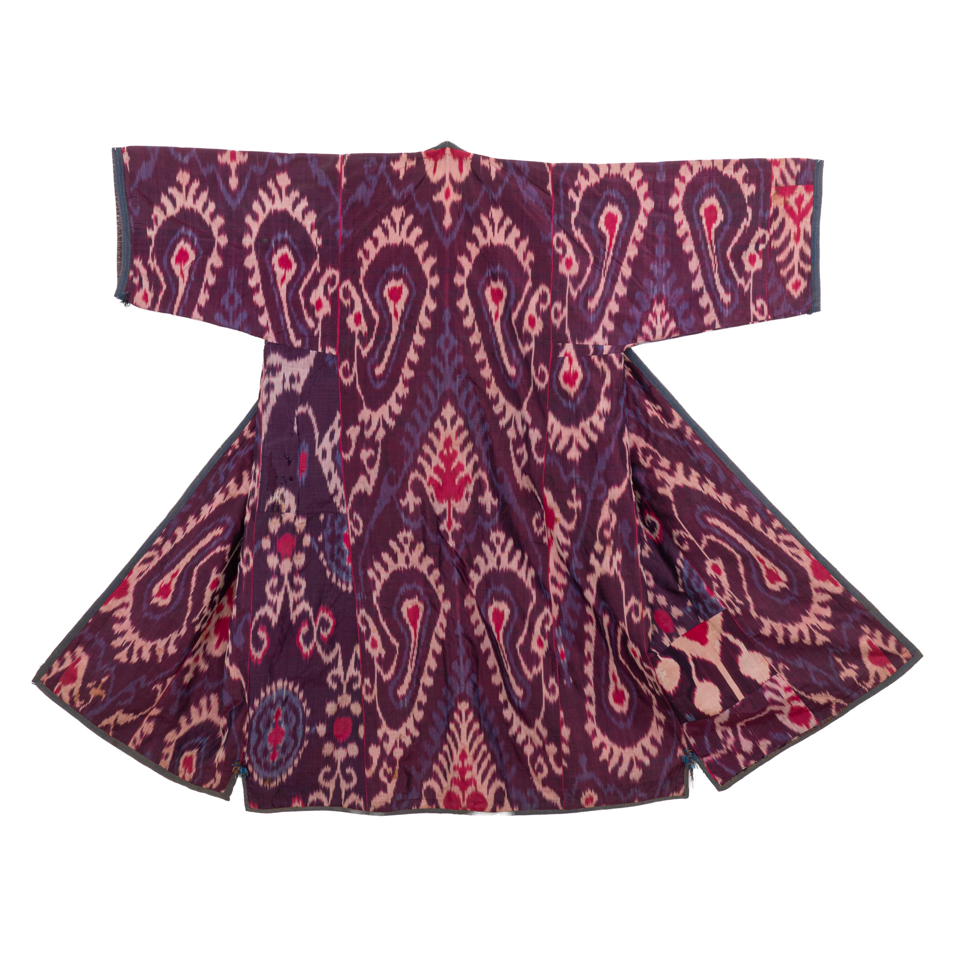 I chapan sono probabilmente i capi di abbigliamento più famosi dell'Asia centrale, realizzati per lo più in ıkat, pura seta e foderati di cotone, oppure in ordito di seta e trama di cotone, sempre con una fodera di cotone.
Si tratta di un chapan