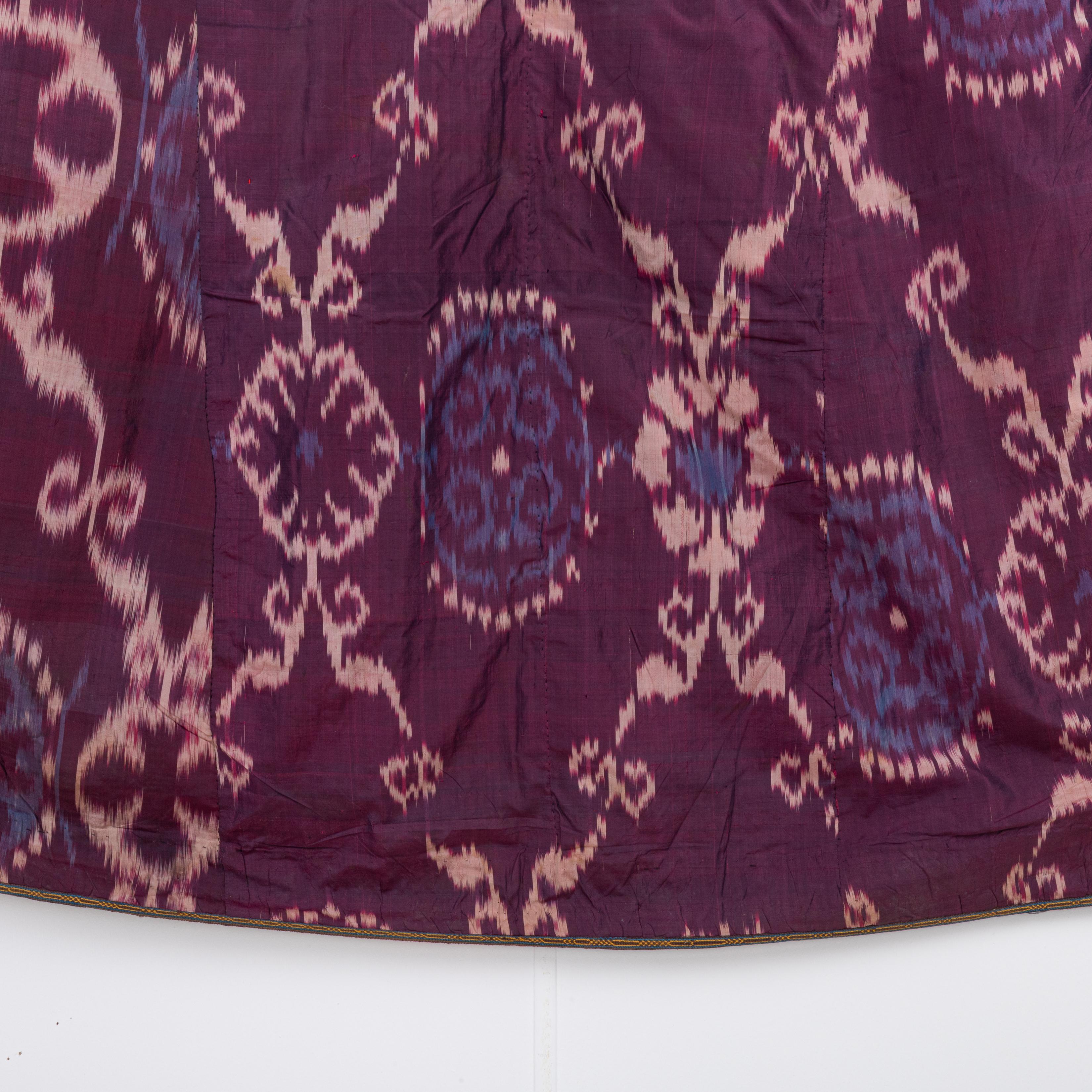 Silk Ikat Chapan, Tajikstan, Late 19th Century. In Fair Condition For Sale In Istanbul, TR