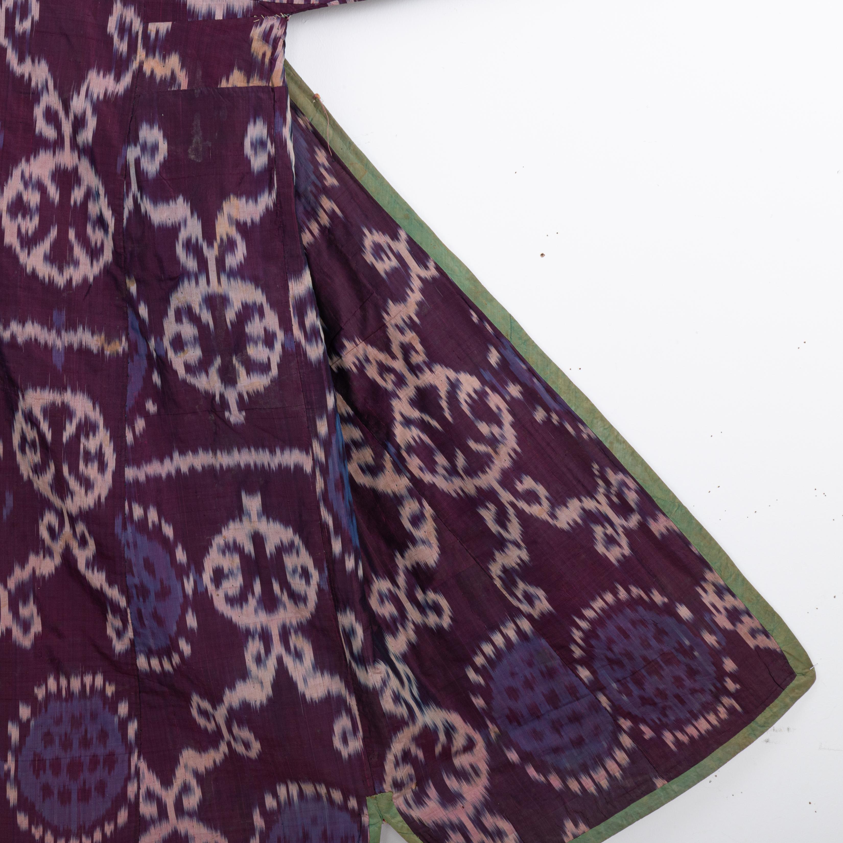 Silk Ikat Chapan, Tajikstan, Late 19th Century. In Fair Condition For Sale In Istanbul, TR