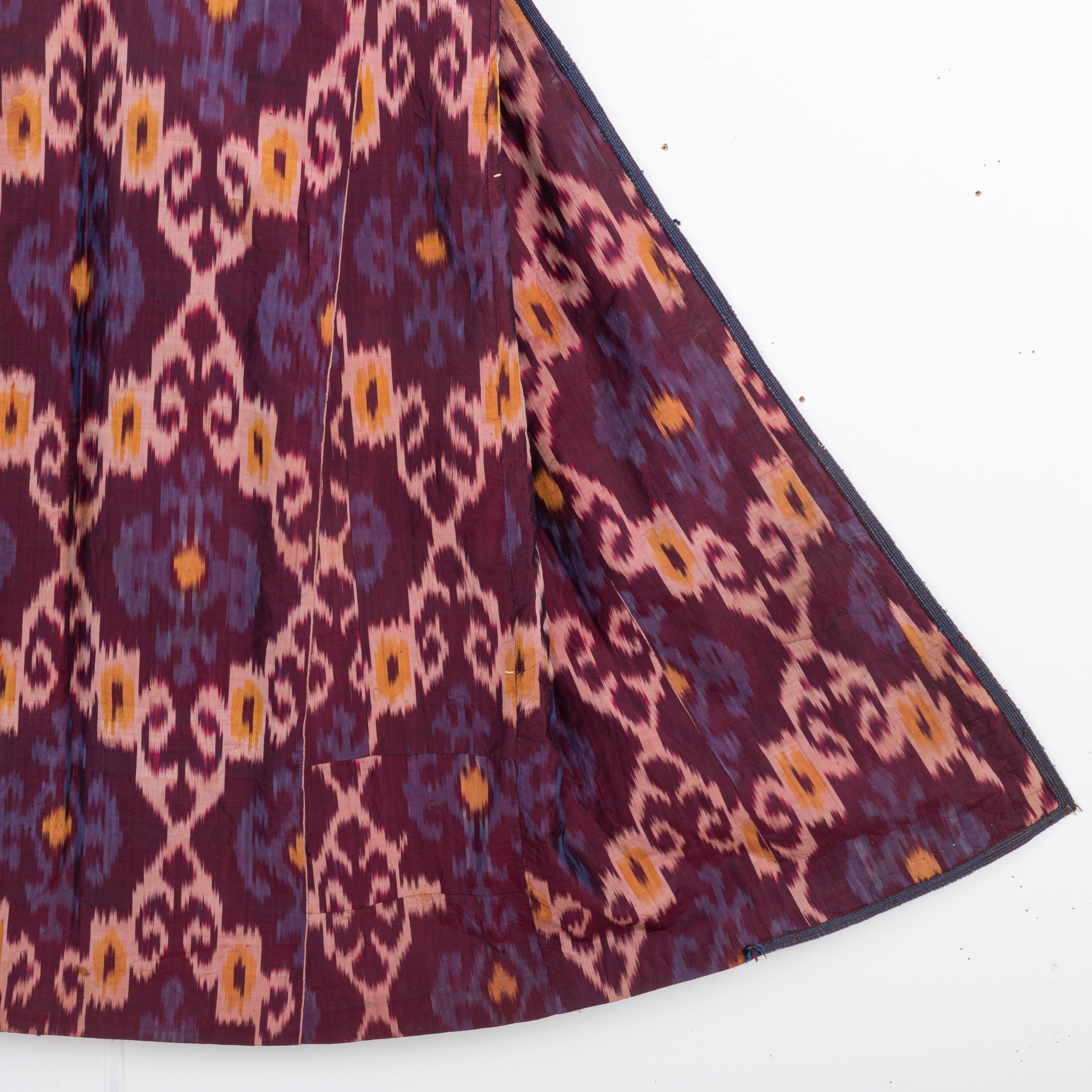 Silk Ikat Chapan, Tajikstan, Late 19th Century. In Fair Condition For Sale In Istanbul, TR