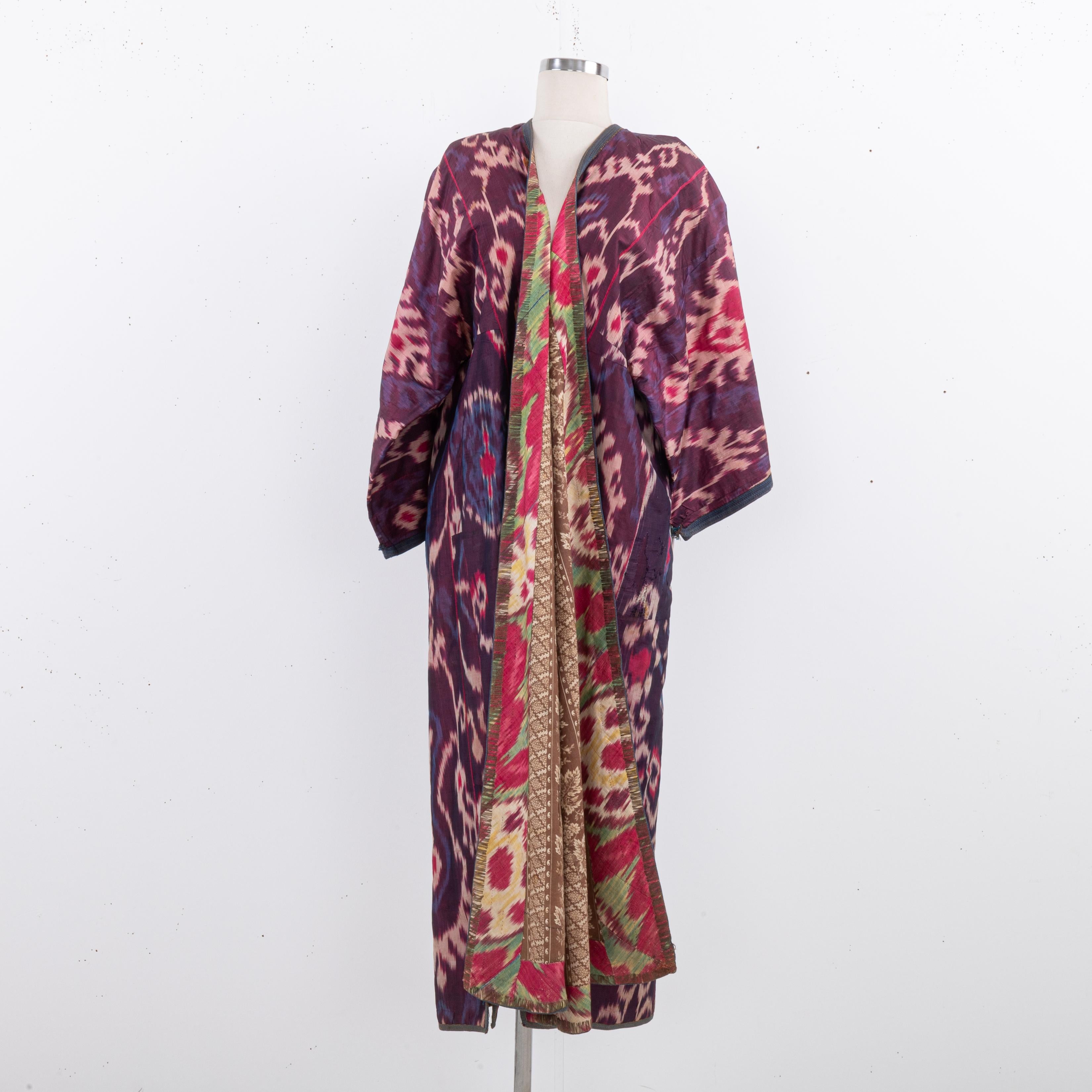 Chapan di seta Ikat, Tajikstan, fine del XIX secolo. in vendita 2