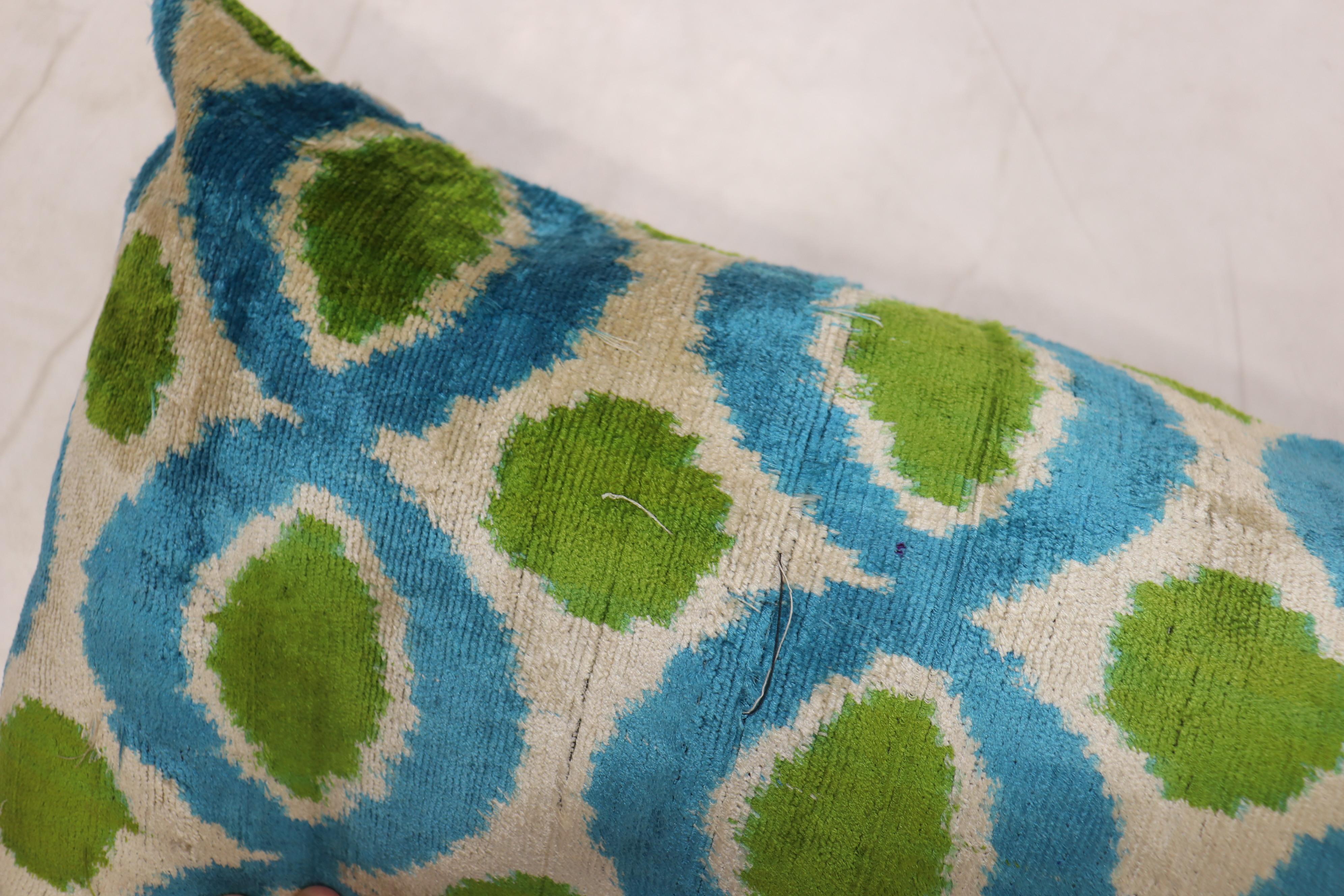 Cuscino realizzato in seta Ikat. Chiusura con cerniera e inserto in polietilene in dotazione.

Misure: 14'' x 24''.