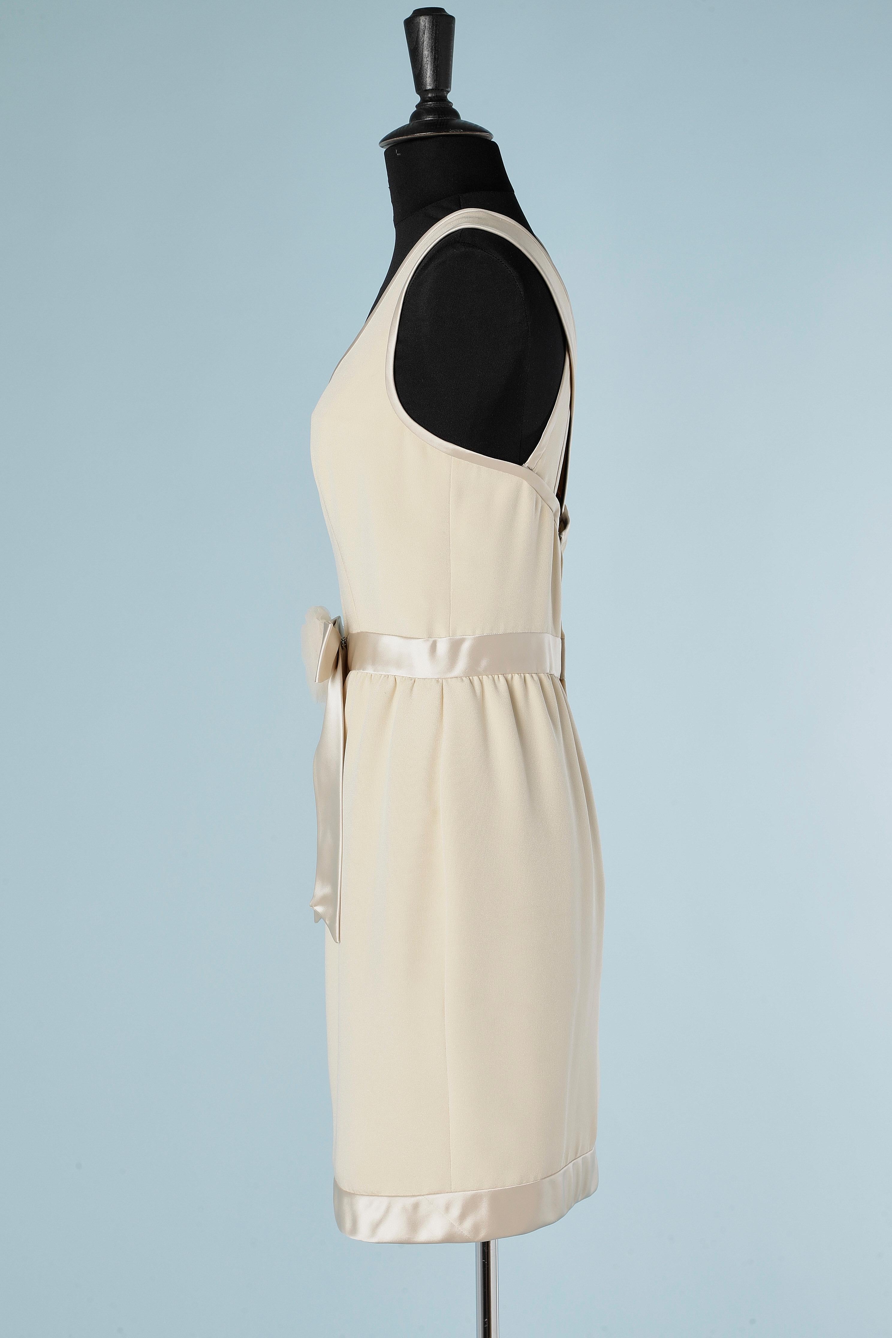 Beige Silk ivory cocktail dress with flower tulle brooch Attributed to Chanel (no tag) For Sale