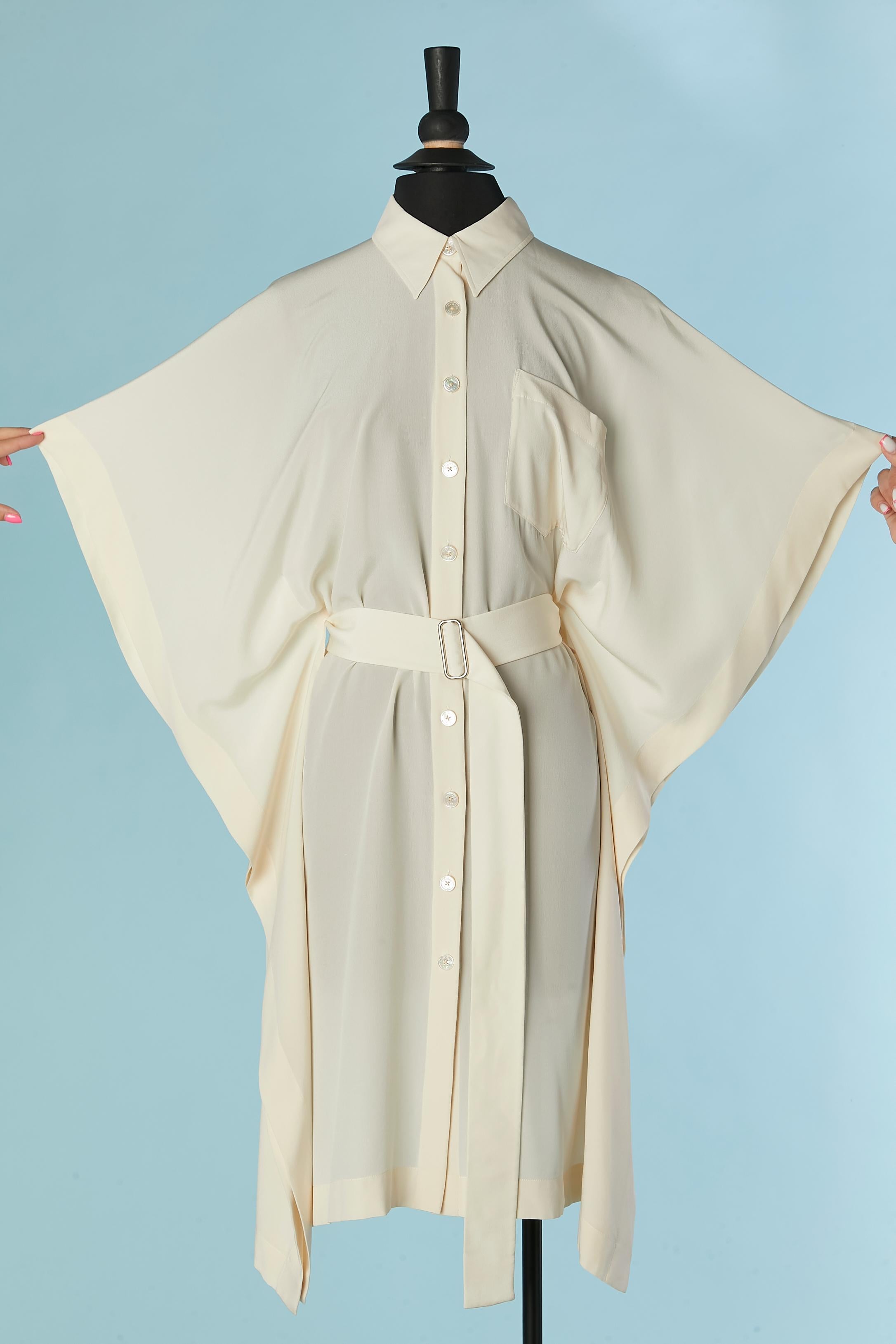 Robe-chemise en soie ivoire avec ceinture à boucle. 
Fermeture à bouton de marque sur le milieu du devant. 
TAILLE 40 (Fr) 10 (Us) L 