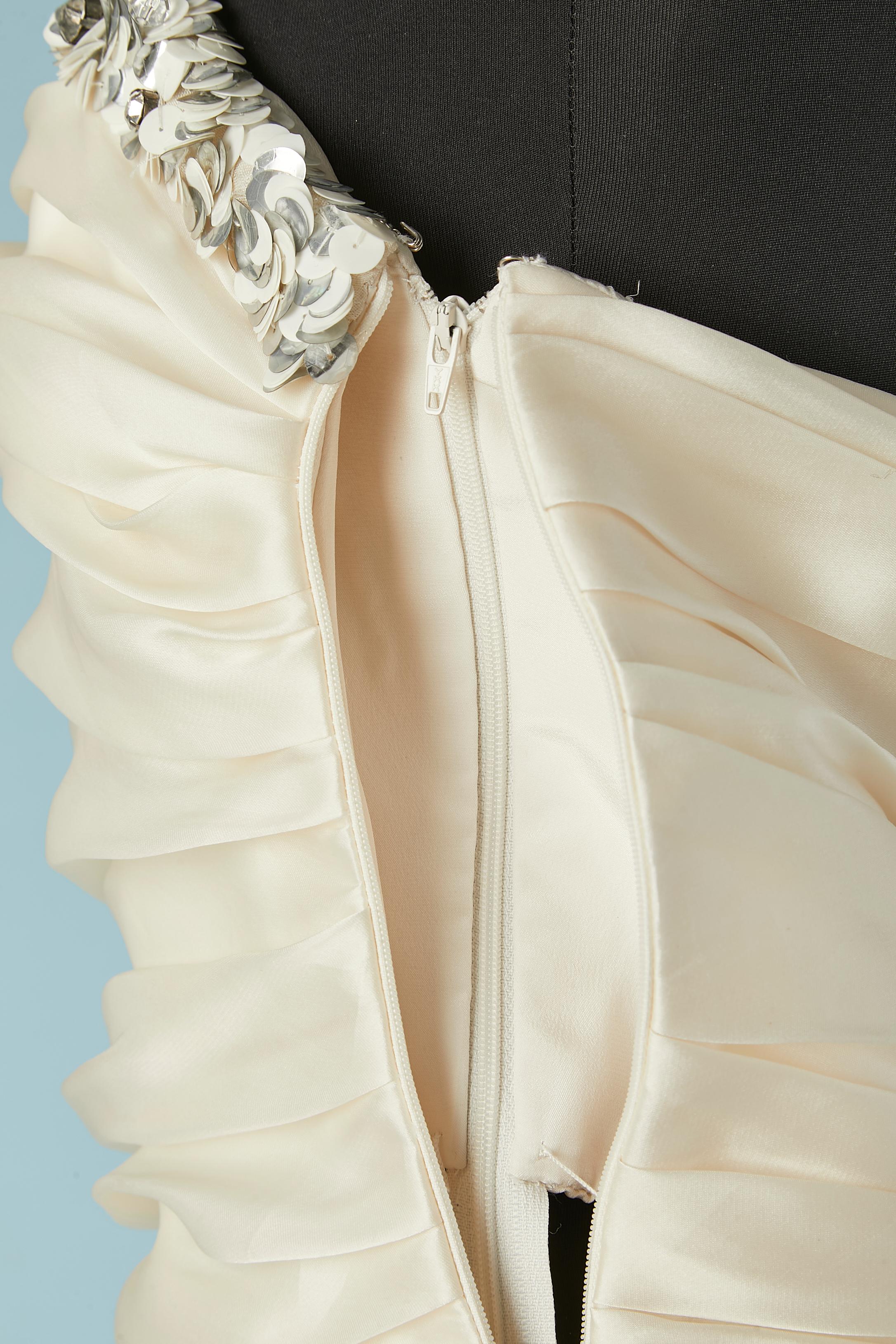 Robe du soir en soie ivoire avec drapé, volants et broderies Lorena Sarbu en vente 4