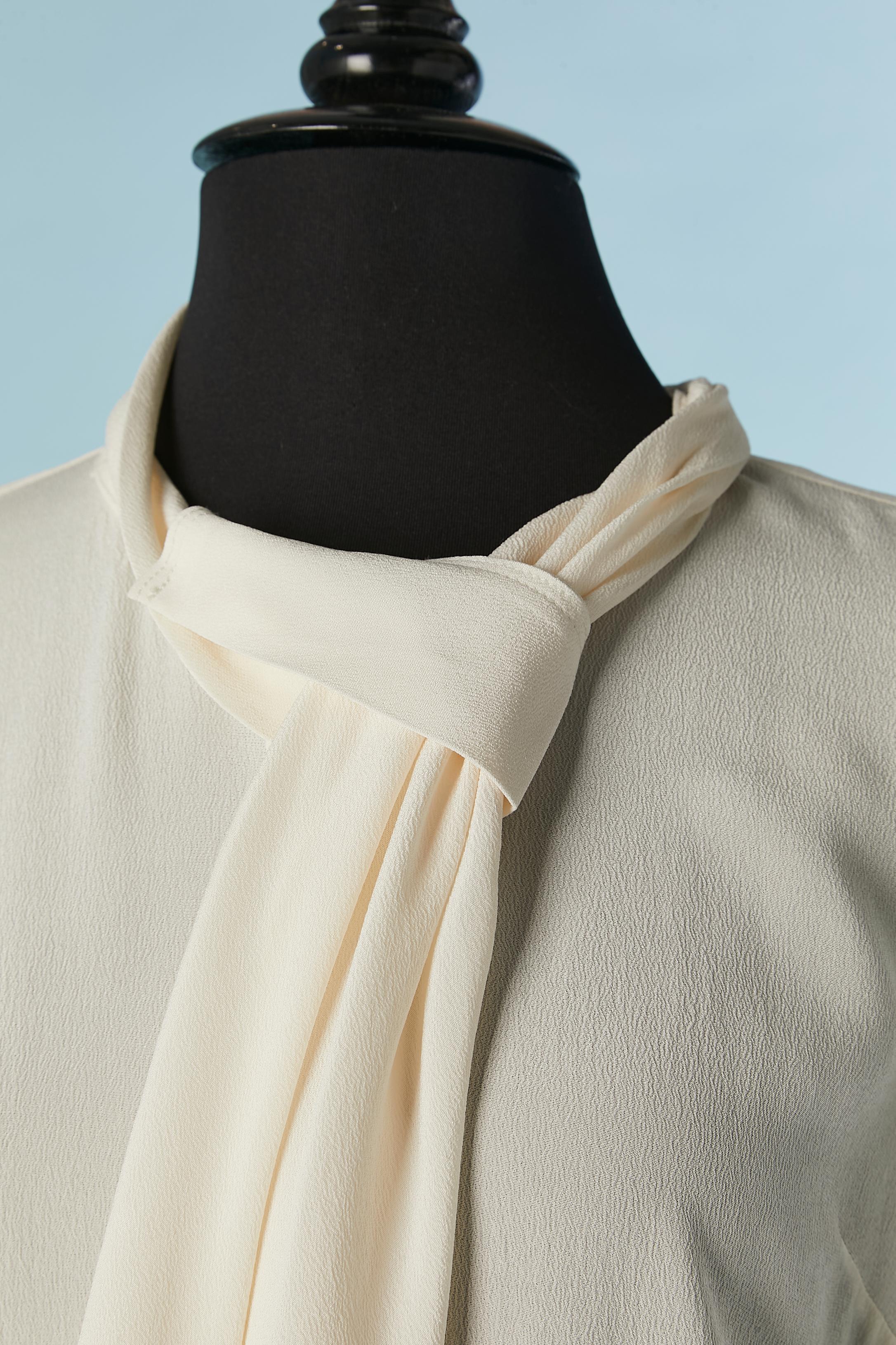 Silk ivory shirt dress with button and buttonhole closure on the middle front and snap closure on the cuffs. Bow tie 
SIZE 40 / L 