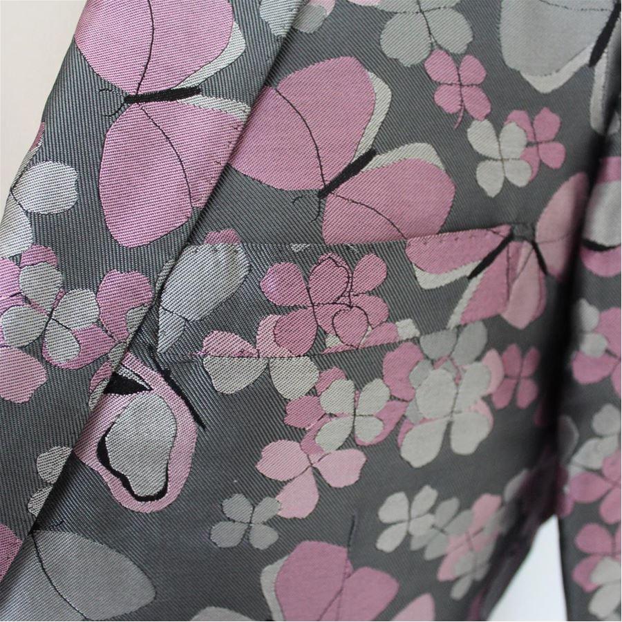Silk Grey and pink color Fancy fabric 2 Buttons Two pockets Lengt shoulder / hem cm 67 (26.3 inches) Shoulder cm 39 (15.3 inches) American size 2 italian size 38
