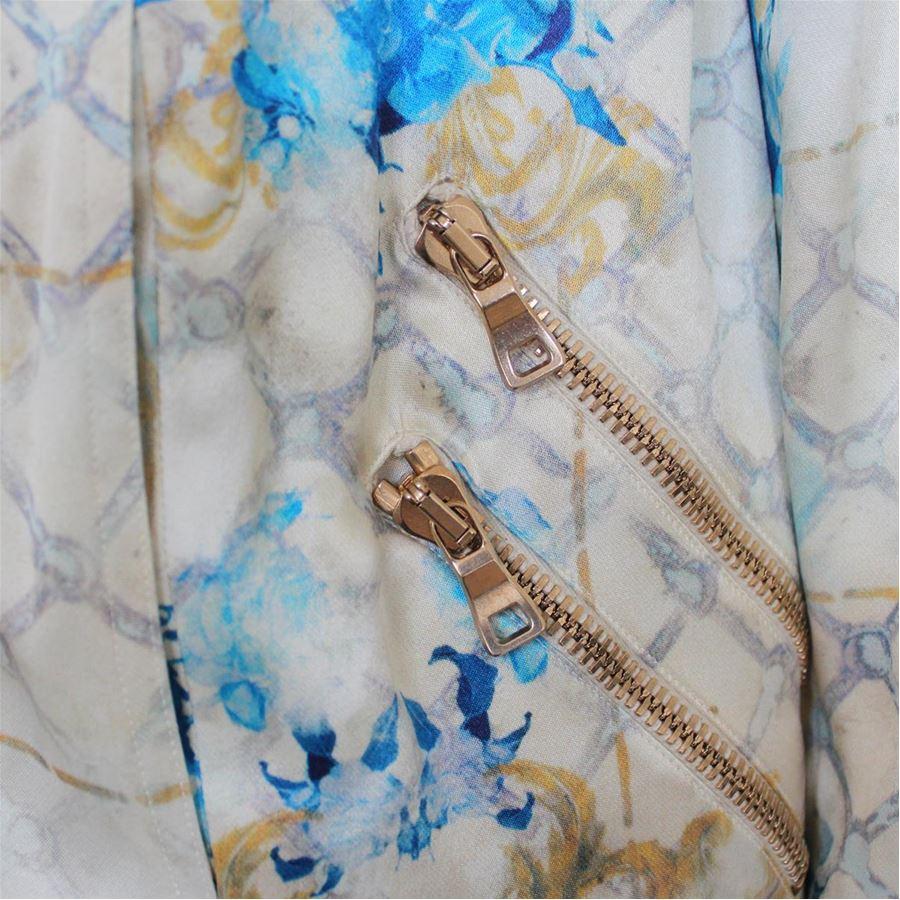 Seta Colore oro avorio e blu Tessuto fantasia Zip laterale Quattro tasche Lunghezza spalla / orlo cm 60 (23,6 pollici) Spalla cm 40 (15,7 pollici)
