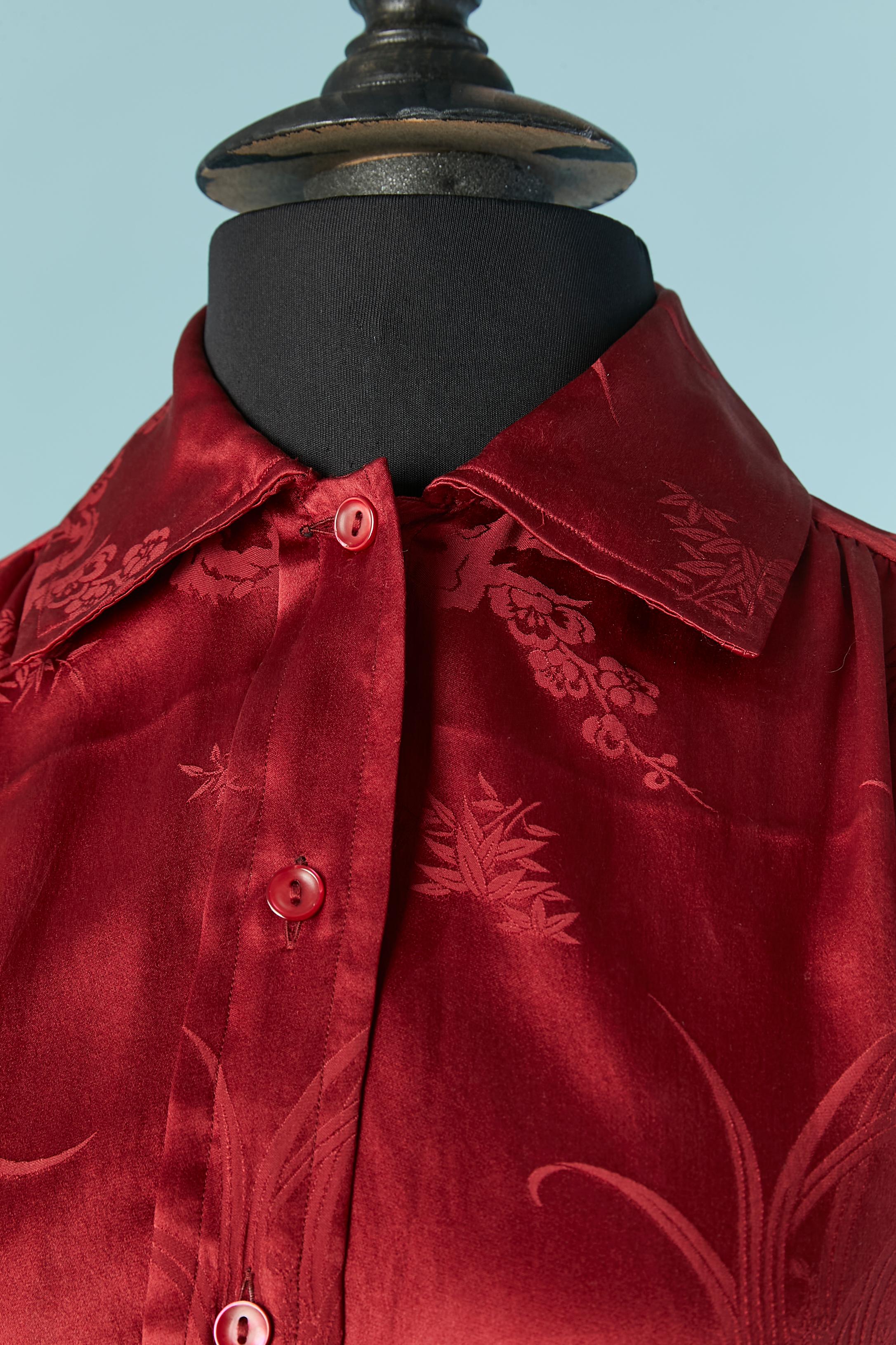 Silk jacquard burgundy shirt . Button and buttonhole closure on the middle front + on the cuffs.
SIZE S 
